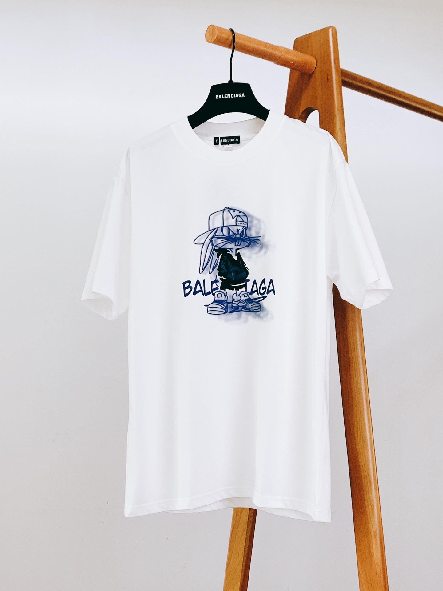 𝐁𝐚𝐥𝐞𝐧𝐜𝐢𝐚𝐠𝐚 巴黎世家 2025SS春夏新品 卡通印花T恤，细节控的时尚解药。故意用做旧纹理呈现