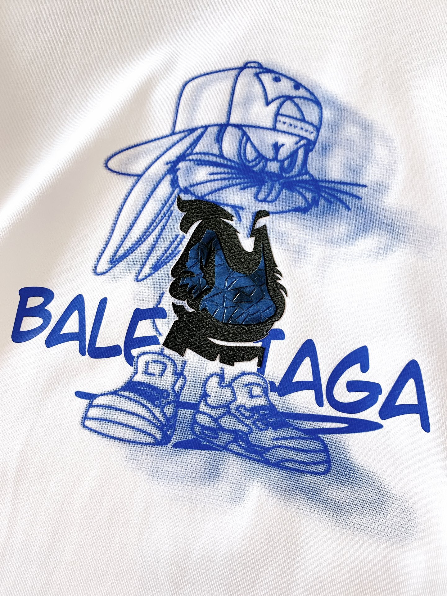 𝐁𝐚𝐥𝐞𝐧𝐜𝐢𝐚𝐠𝐚 巴黎世家 2025SS春夏新品 卡通印花T恤，细节控的时尚解药。故意用做旧纹理呈现