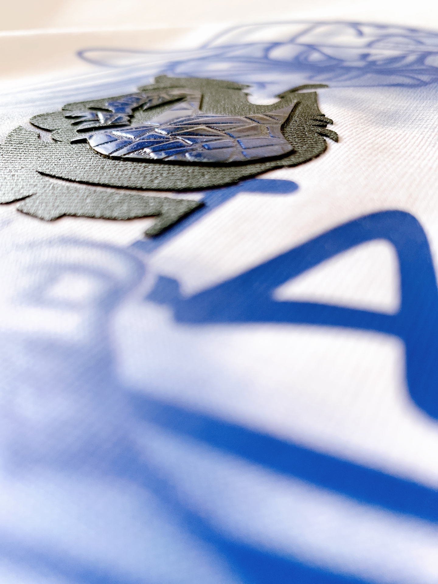 𝐁𝐚𝐥𝐞𝐧𝐜𝐢𝐚𝐠𝐚 巴黎世家 2025SS春夏新品 卡通印花T恤，细节控的时尚解药。故意用做旧纹理呈现