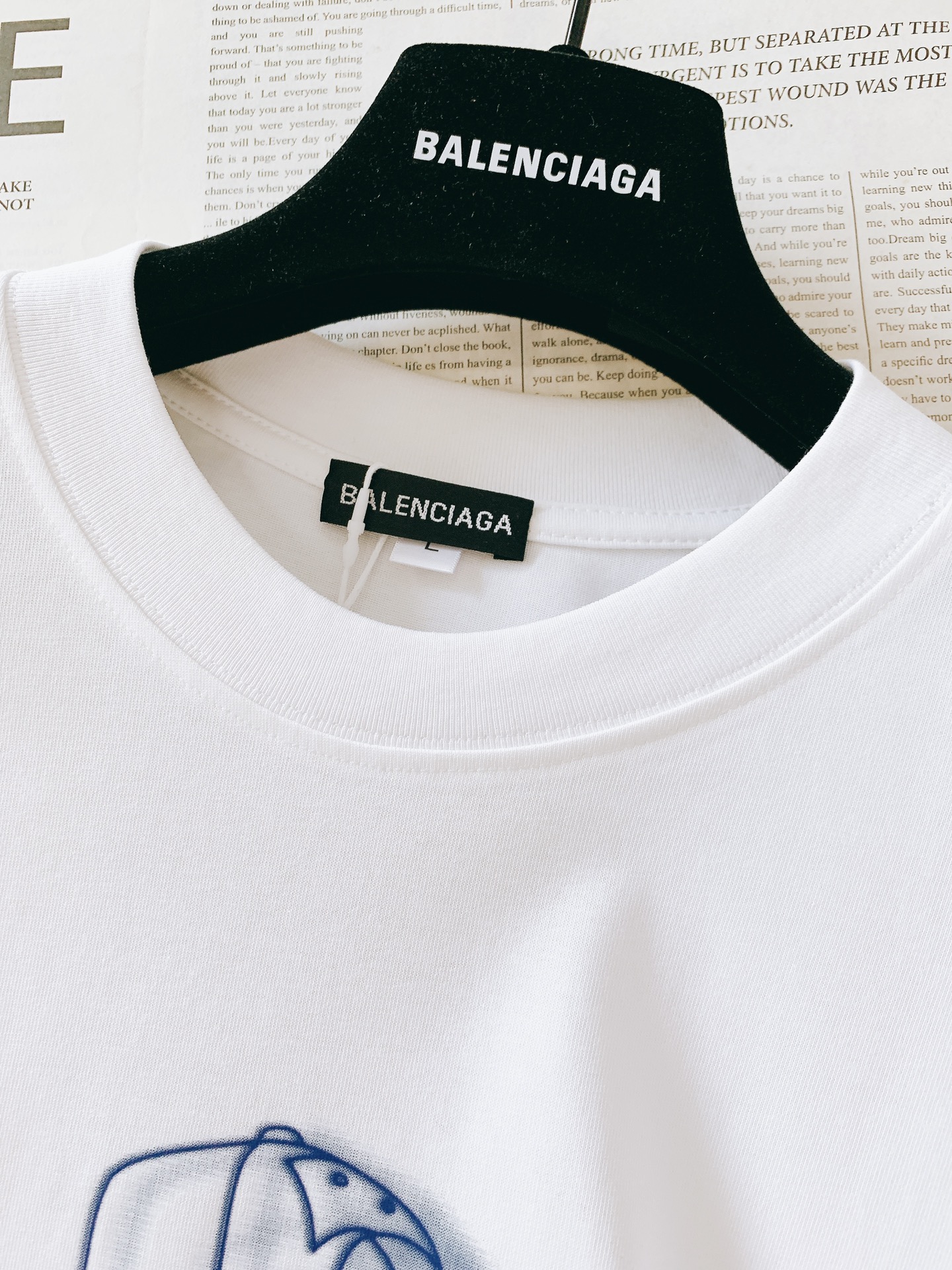 𝐁𝐚𝐥𝐞𝐧𝐜𝐢𝐚𝐠𝐚 巴黎世家 2025SS春夏新品 卡通印花T恤，细节控的时尚解药。故意用做旧纹理呈现