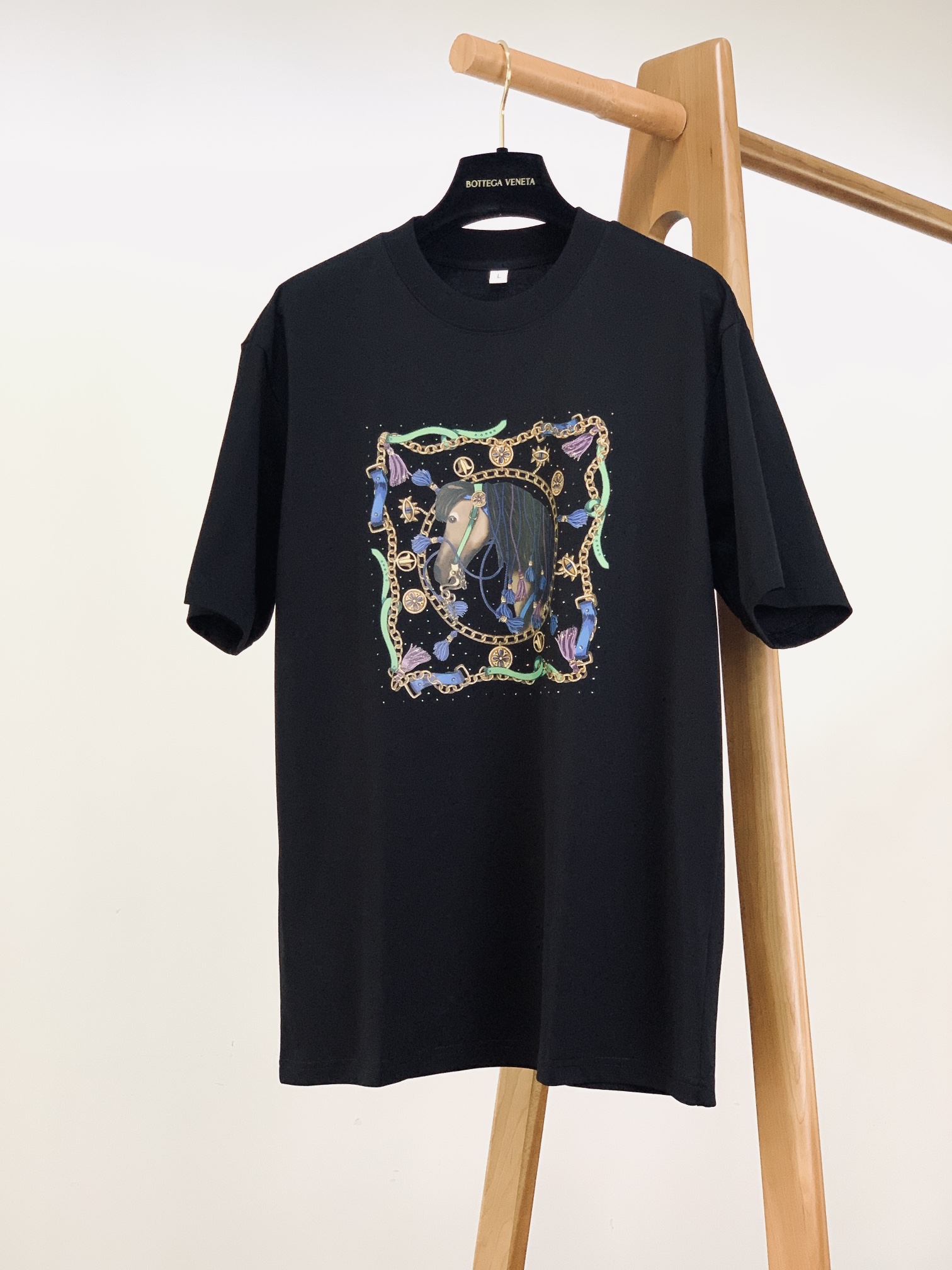 Hermès 爱马仕 2025SS春夏新品 男士高级休闲短TEE，标志性设计衔元素，亮眼时髦，品质感档次