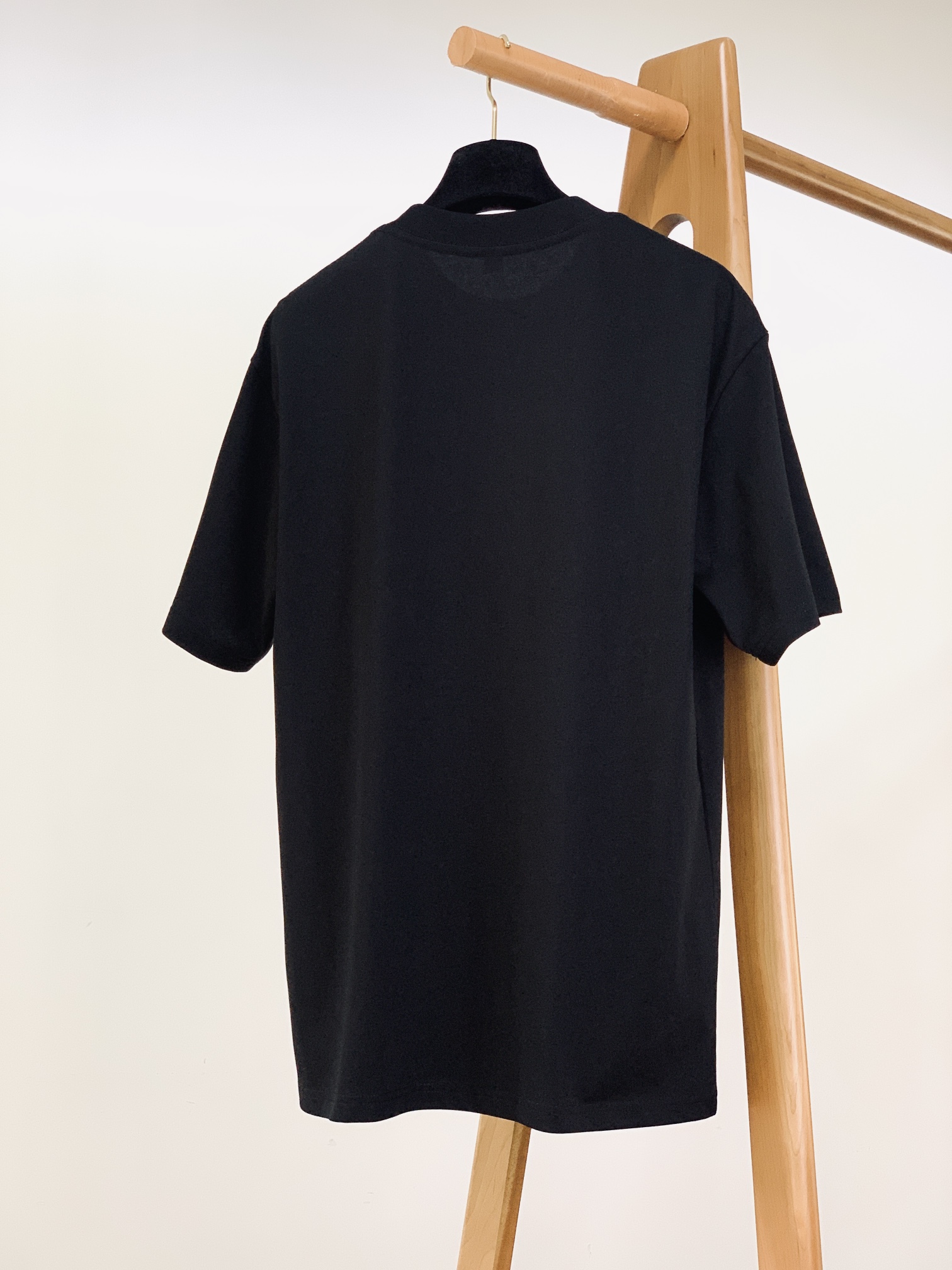 Hermès 爱马仕 2025SS春夏新品 男士高级休闲短TEE，标志性设计衔元素，亮眼时髦，品质感档次