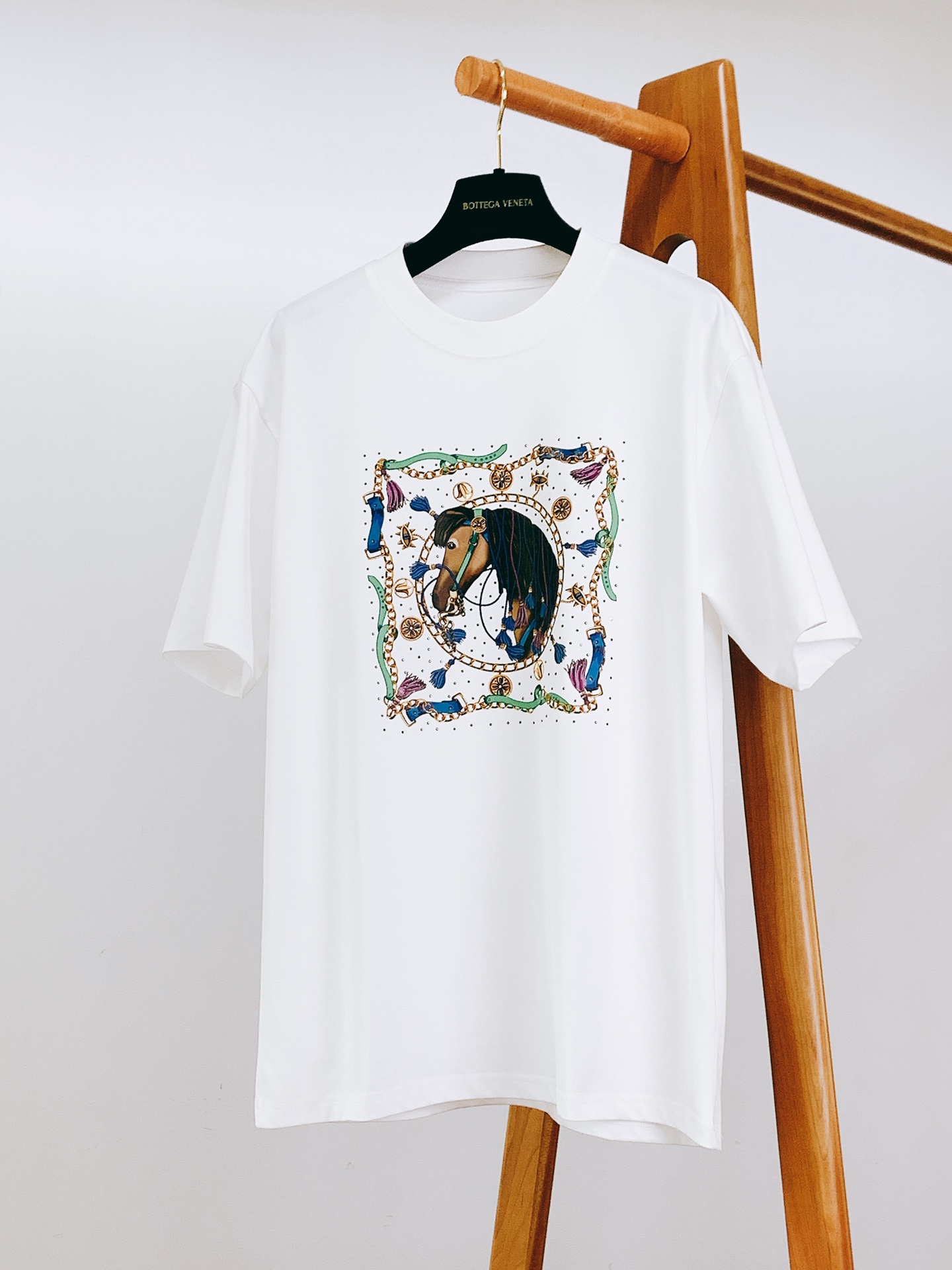 Hermès 爱马仕 2025SS春夏新品 男士高级休闲短TEE，标志性设计衔元素，亮眼时髦，品质感档次