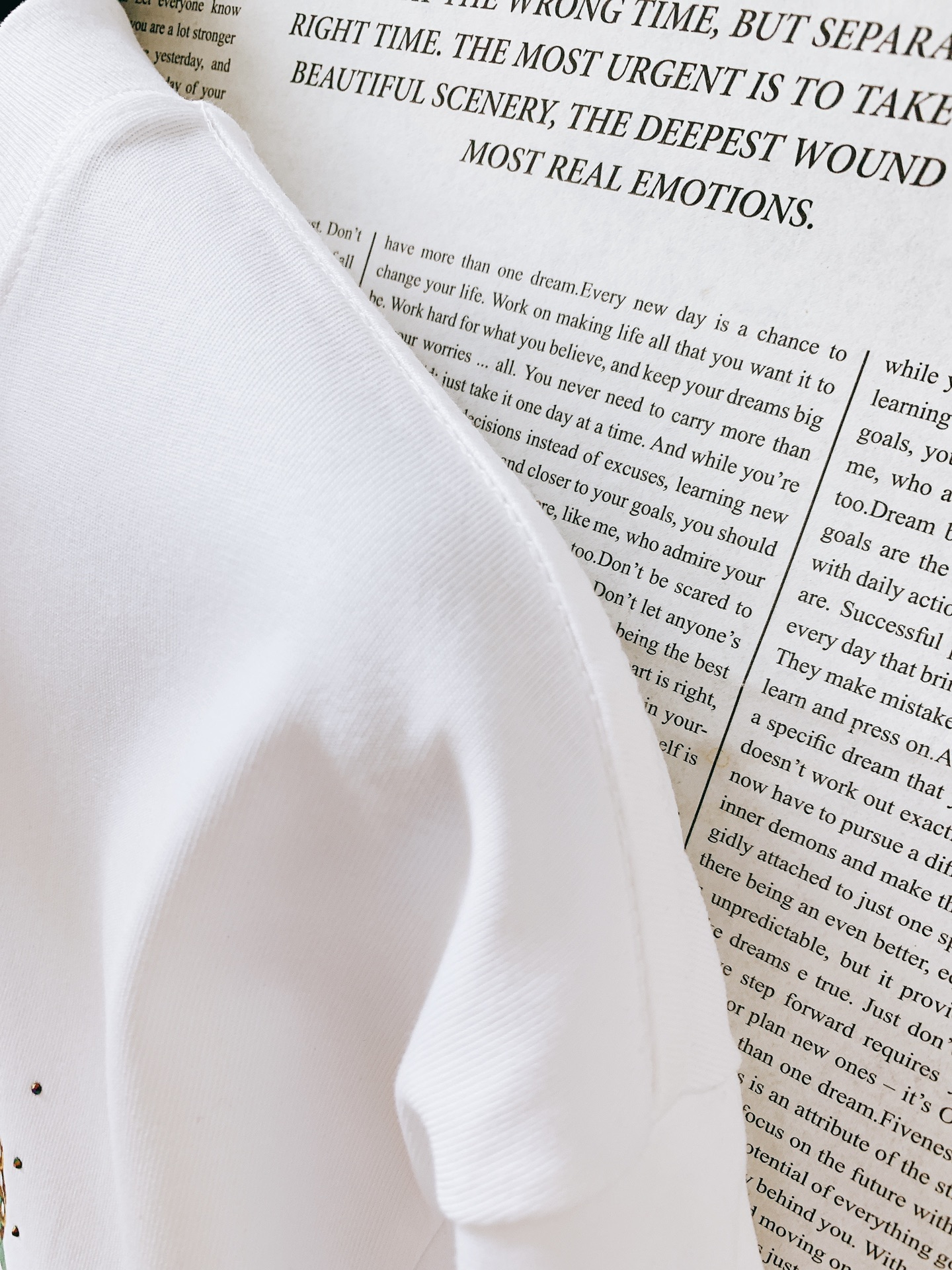 Hermès 爱马仕 2025SS春夏新品 男士高级休闲短TEE，标志性设计衔元素，亮眼时髦，品质感档次