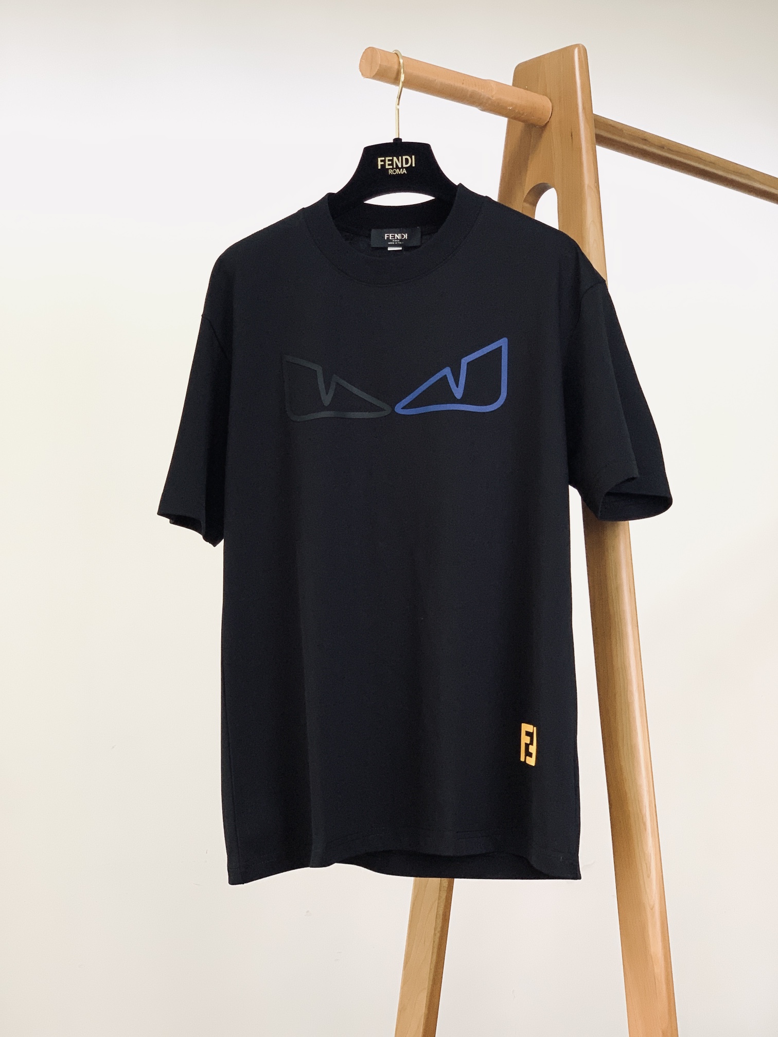 Fendi 芬迪 2025SS春夏新品 小怪兽系列短袖，前幅防水浮雕印花标识图案，完美的符合 最新系列风