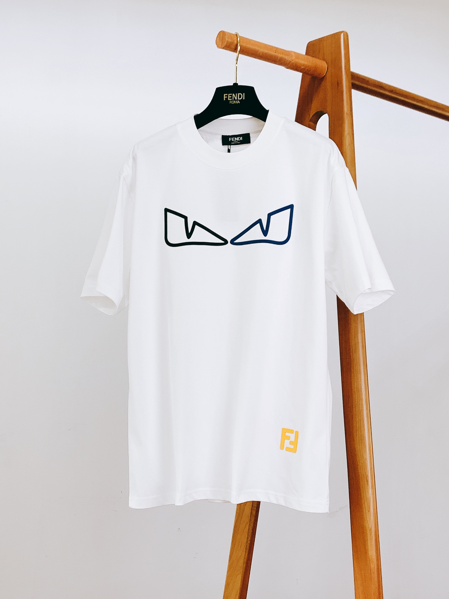 Fendi 芬迪 2025SS春夏新品 小怪兽系列短袖，前幅防水浮雕印花标识图案，完美的符合 最新系列风