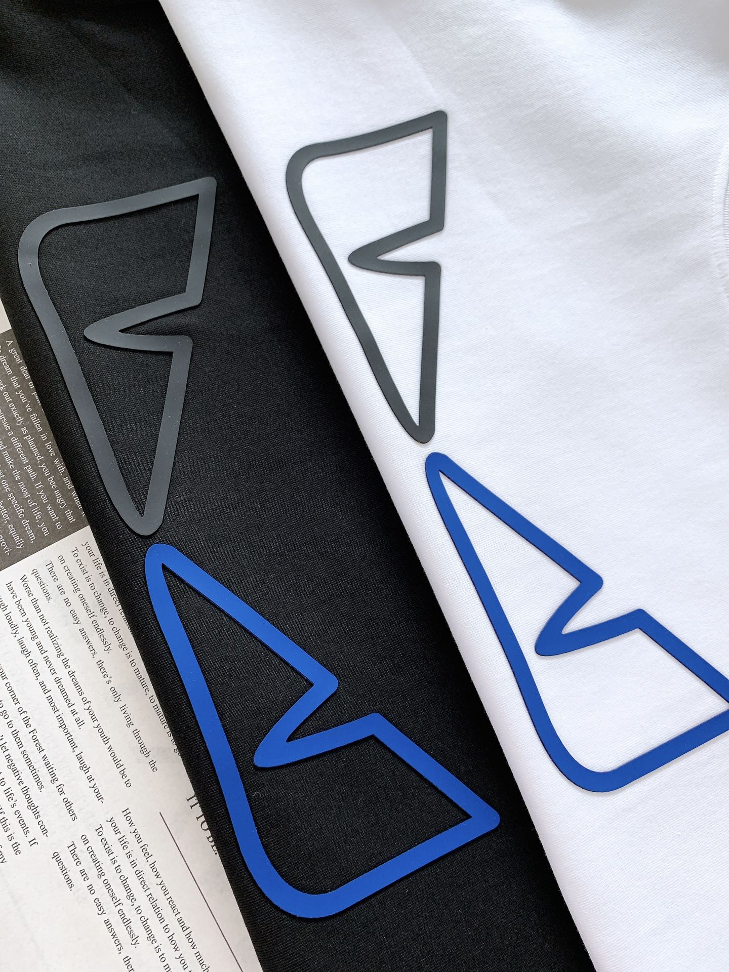 Fendi 芬迪 2025SS春夏新品 小怪兽系列短袖，前幅防水浮雕印花标识图案，完美的符合 最新系列风