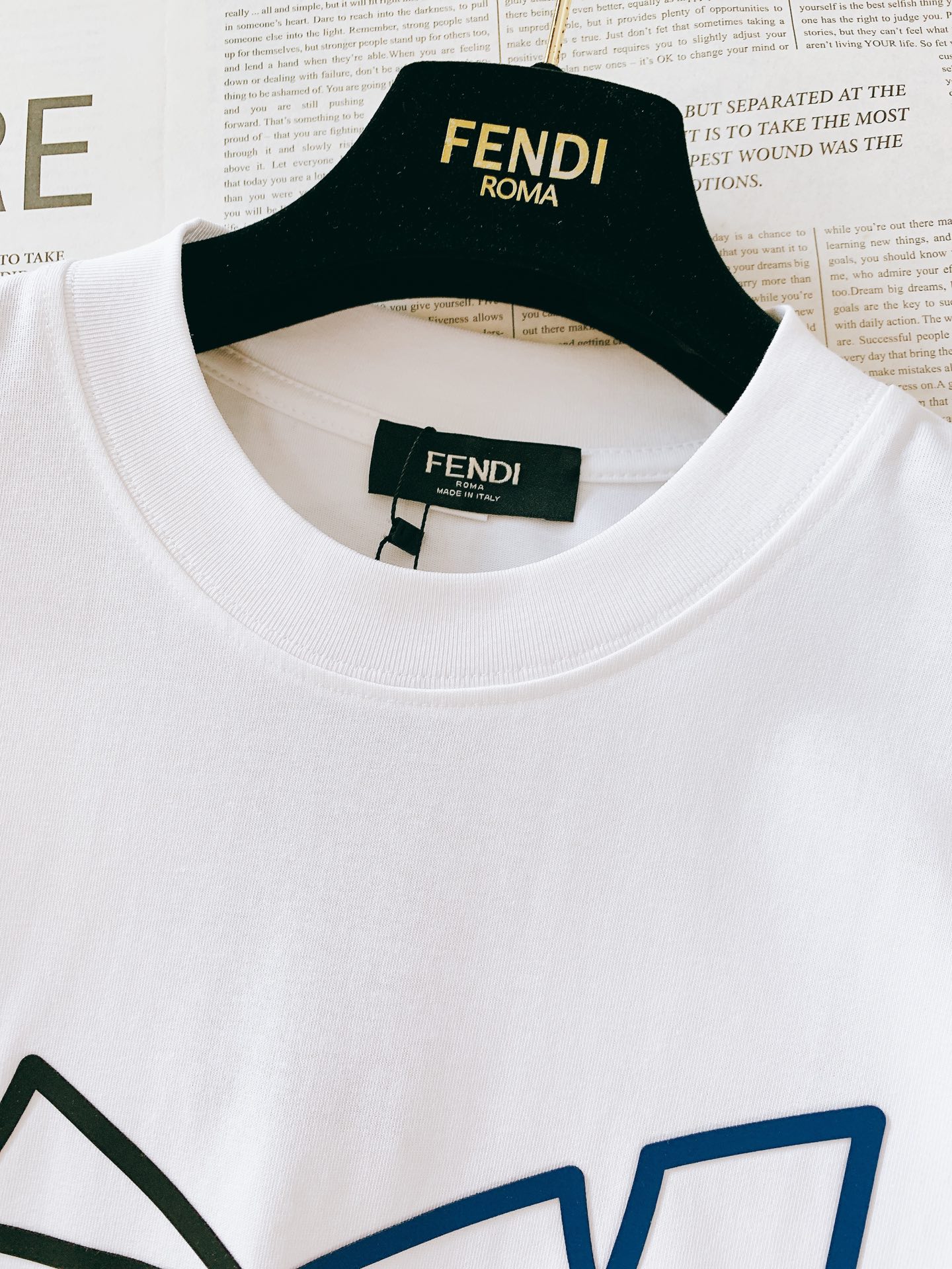 Fendi 芬迪 2025SS春夏新品 小怪兽系列短袖，前幅防水浮雕印花标识图案，完美的符合 最新系列风