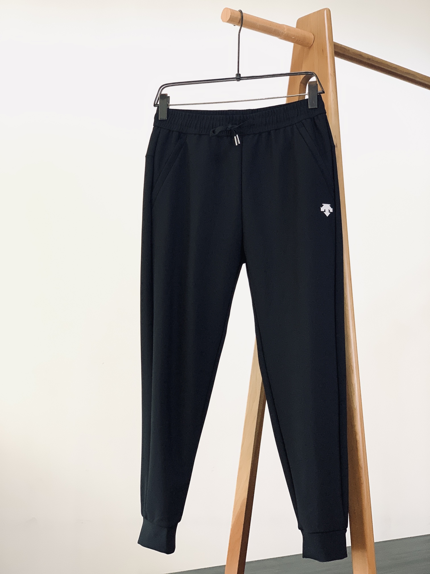 DESCENTE 迪桑特 2025FW早秋新品时尚抽绳休闲裤，渠道精品，宽松体常规设计裁剪,兼具个性时尚