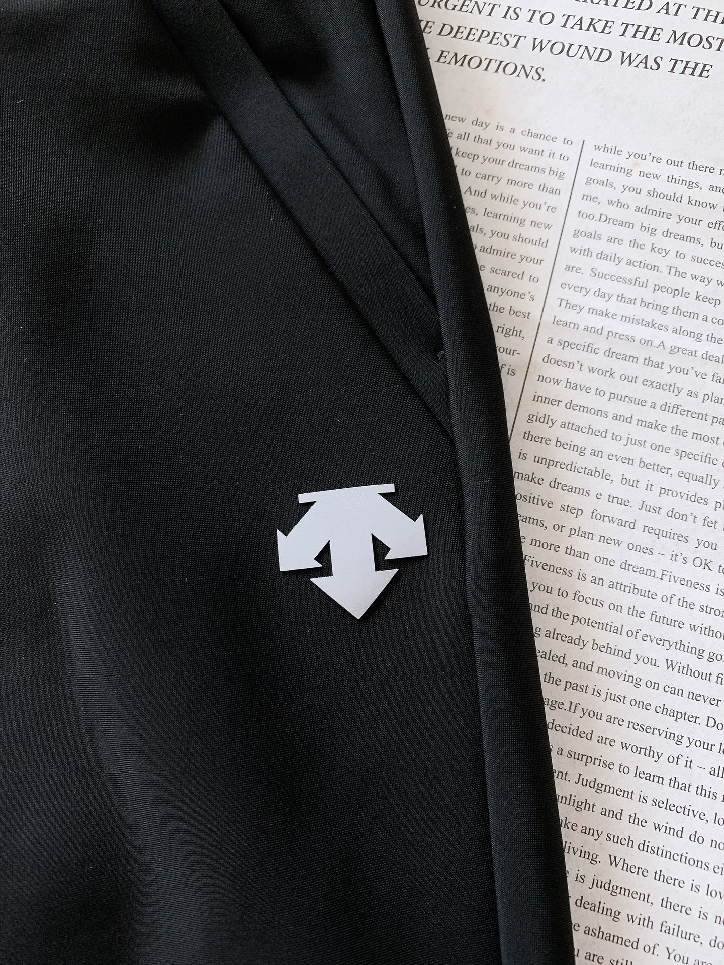 DESCENTE 迪桑特 2025FW早秋新品时尚抽绳休闲裤，渠道精品，宽松体常规设计裁剪,兼具个性时尚