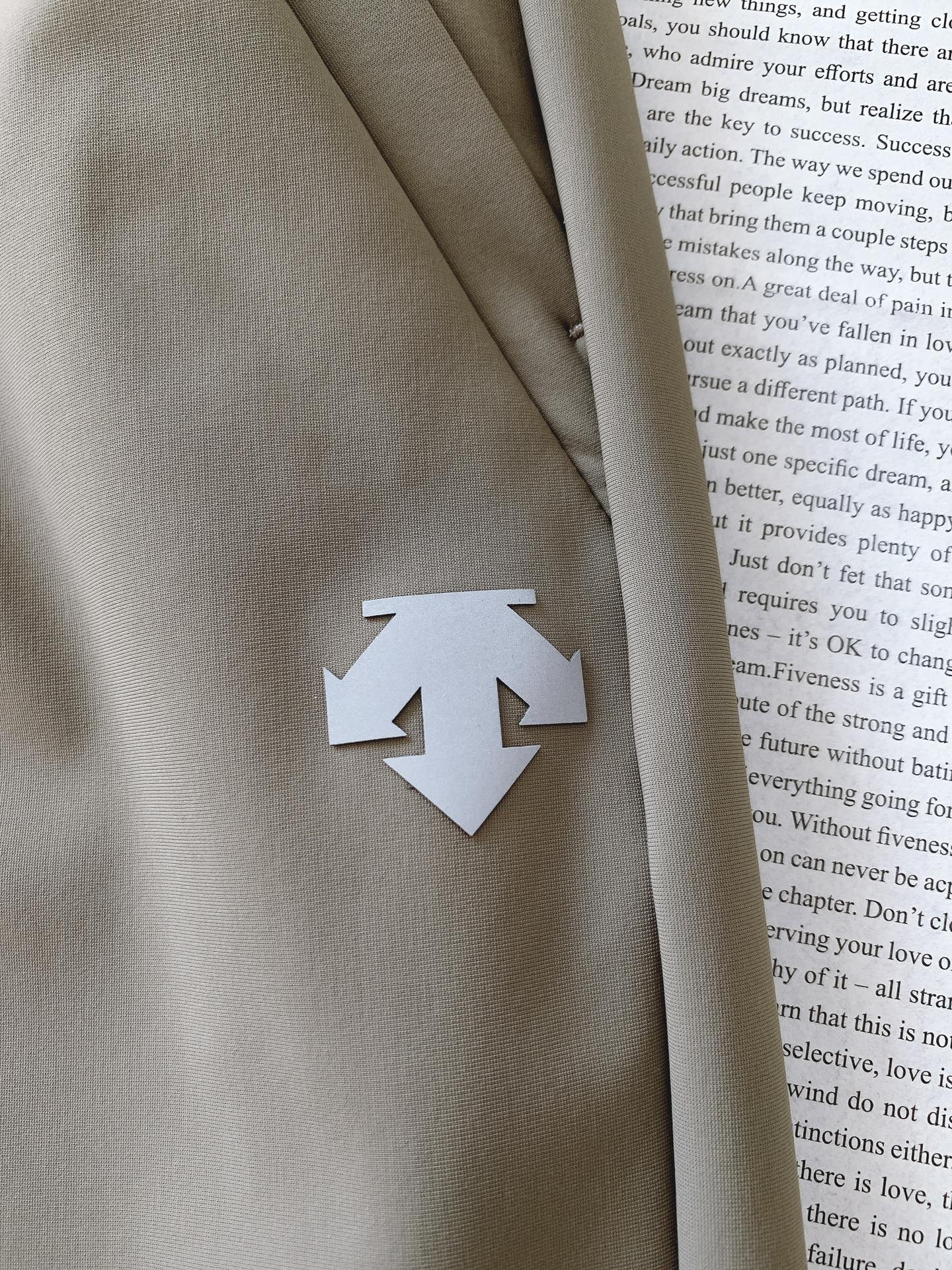 DESCENTE 迪桑特 2025FW早秋新品时尚抽绳休闲裤，渠道精品，宽松体常规设计裁剪,兼具个性时尚