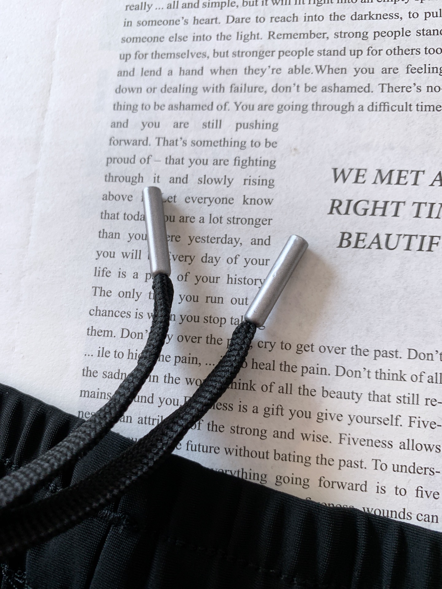 DESCENTE 迪桑特 2025FW早秋新品时尚抽绳休闲裤，渠道精品，宽松体常规设计裁剪,兼具个性时尚