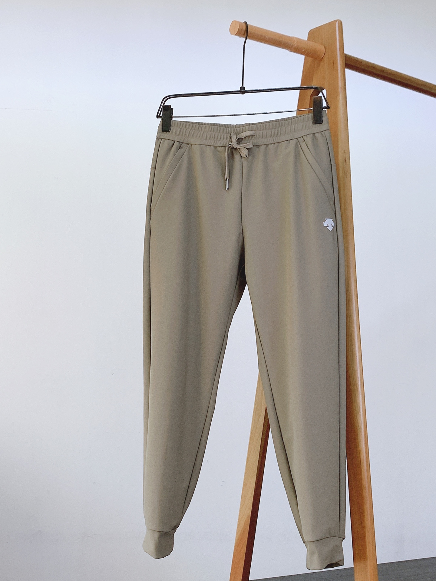 DESCENTE 迪桑特 2025FW早秋新品时尚抽绳休闲裤，渠道精品，宽松体常规设计裁剪,兼具个性时尚