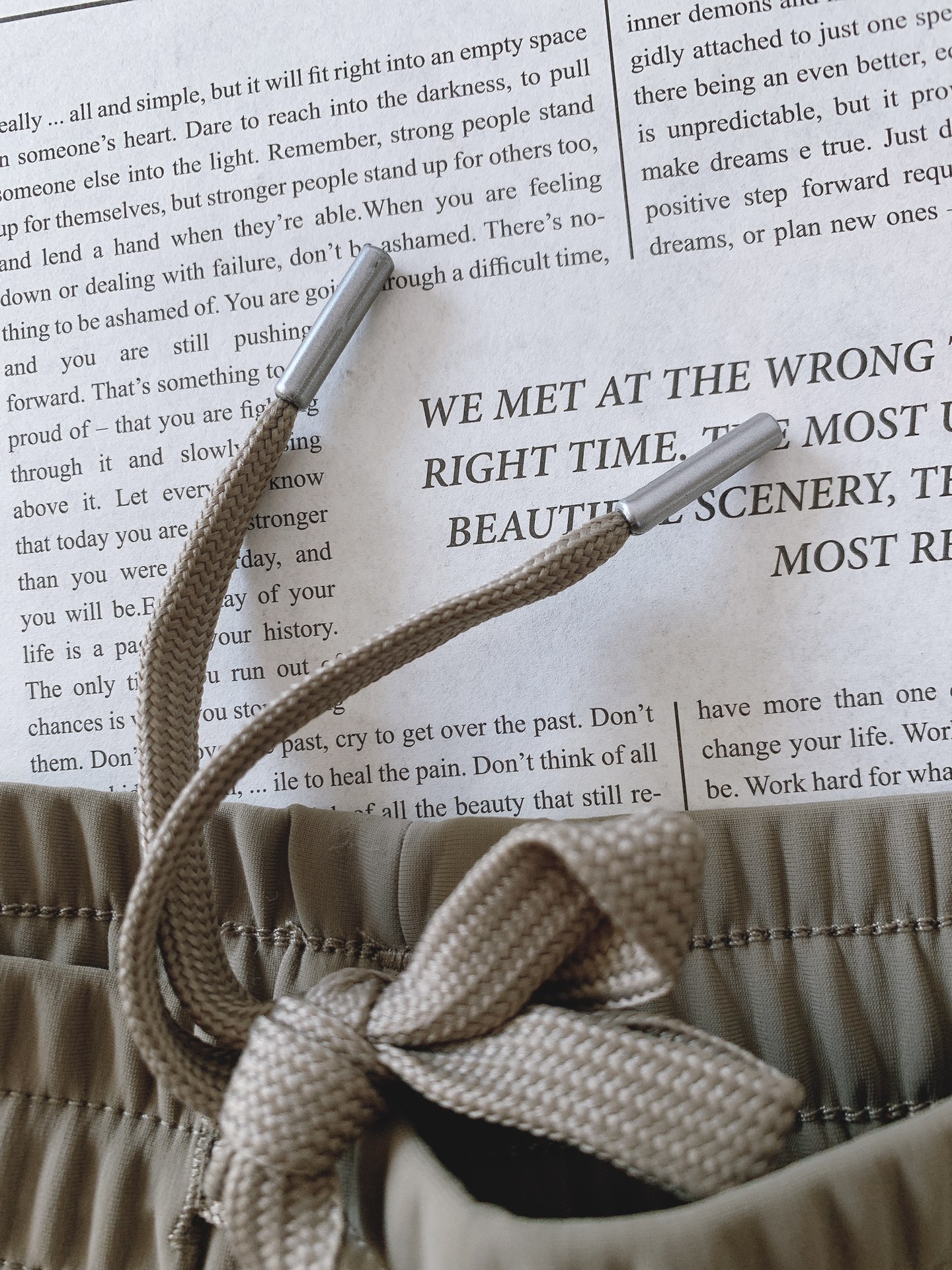 DESCENTE 迪桑特 2025FW早秋新品时尚抽绳休闲裤，渠道精品，宽松体常规设计裁剪,兼具个性时尚