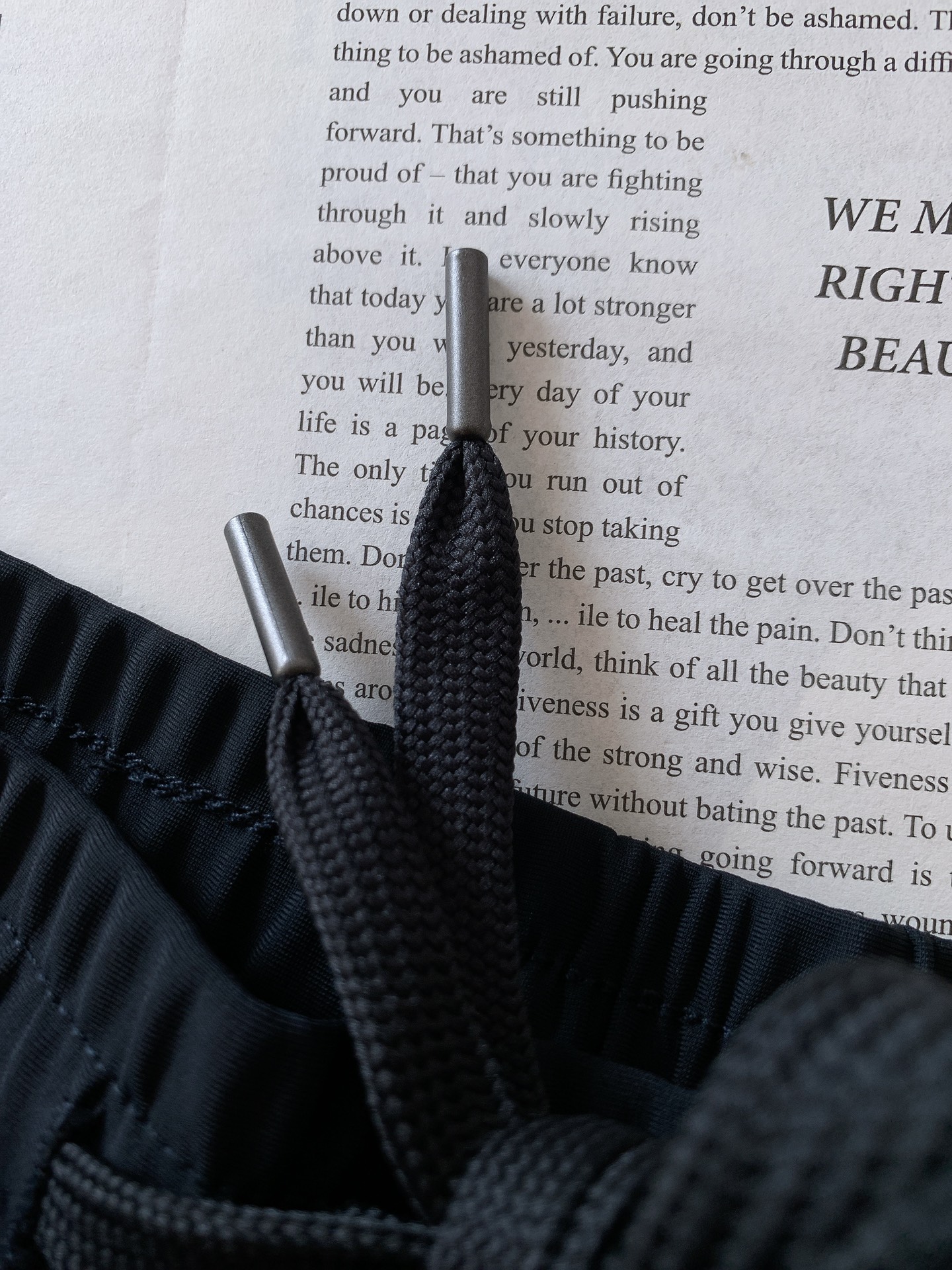 DESCENTE 迪桑特 2025FW早秋新品时尚抽绳休闲裤，渠道精品，宽松体常规设计裁剪,兼具个性时尚