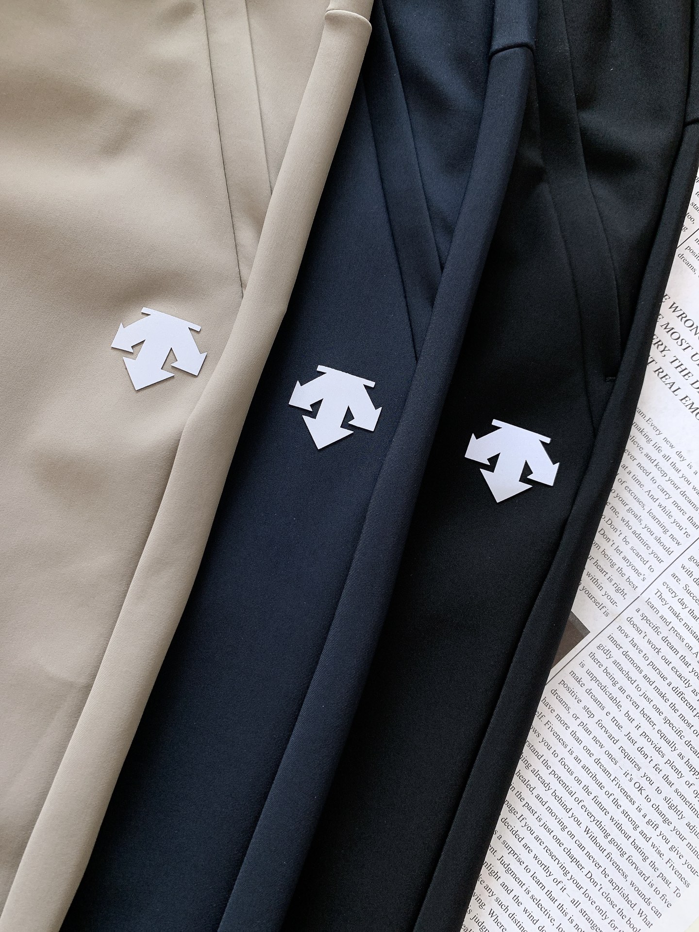 DESCENTE 迪桑特 2025FW早秋新品时尚抽绳休闲裤，渠道精品，宽松体常规设计裁剪,兼具个性时尚