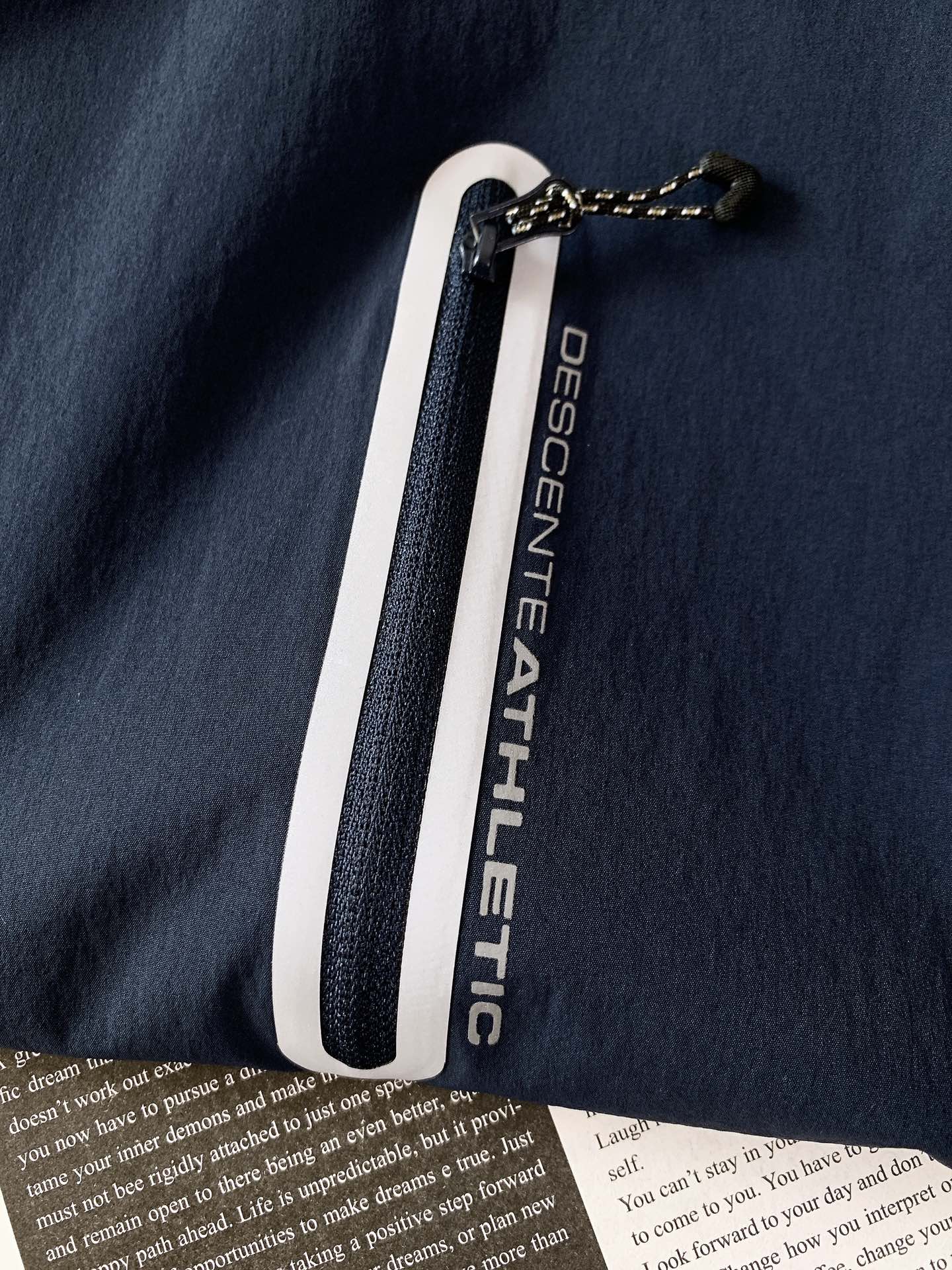 DESCENTE 迪桑特 2025FW早秋新品这款上衣整体采用简约的圆领设计，流畅的线条勾勒出利落的轮廓