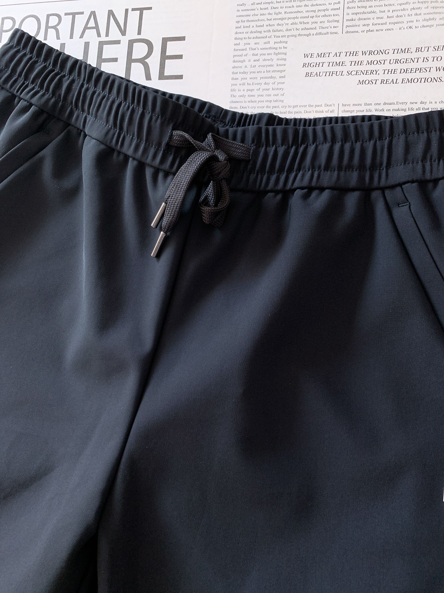 DESCENTE 迪桑特 2025FW早秋新品时尚抽绳休闲裤，渠道精品，宽松体常规设计裁剪,兼具个性时尚