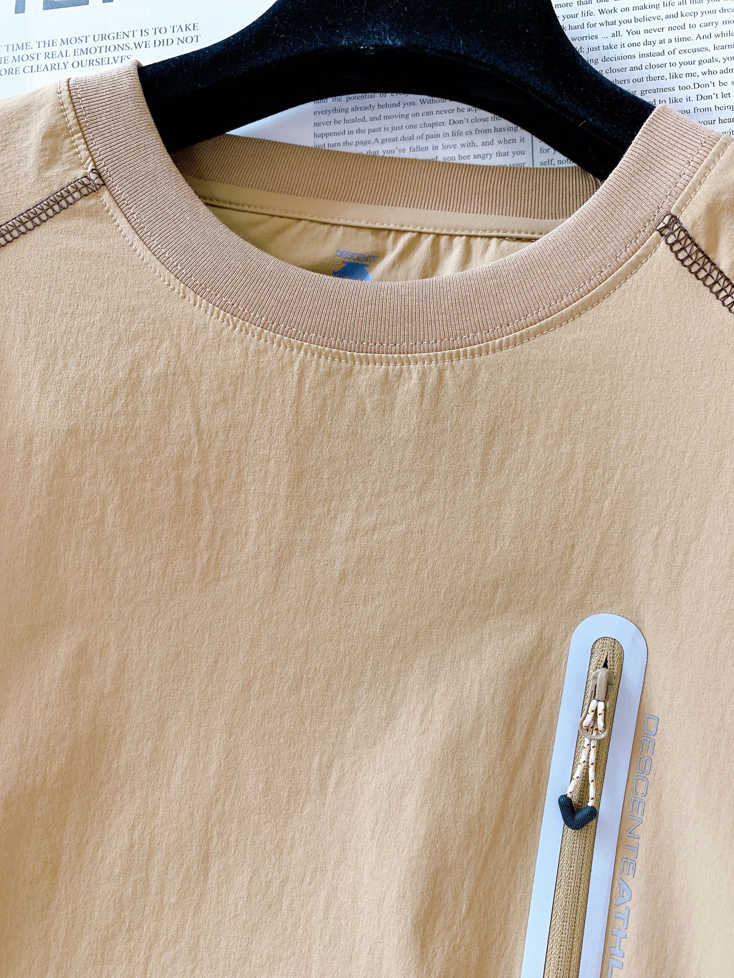 DESCENTE 迪桑特 2025FW早秋新品这款上衣整体采用简约的圆领设计，流畅的线条勾勒出利落的轮廓