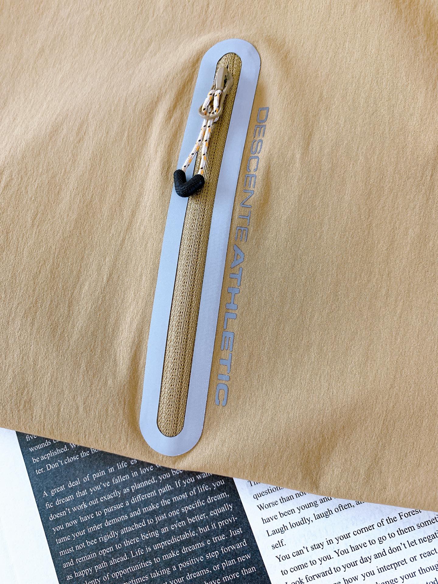 DESCENTE 迪桑特 2025FW早秋新品这款上衣整体采用简约的圆领设计，流畅的线条勾勒出利落的轮廓