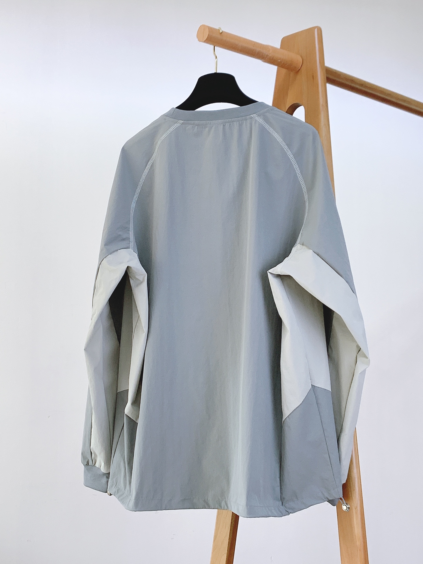 DESCENTE 迪桑特 2025FW早秋新品这款上衣整体采用简约的圆领设计，流畅的线条勾勒出利落的轮廓