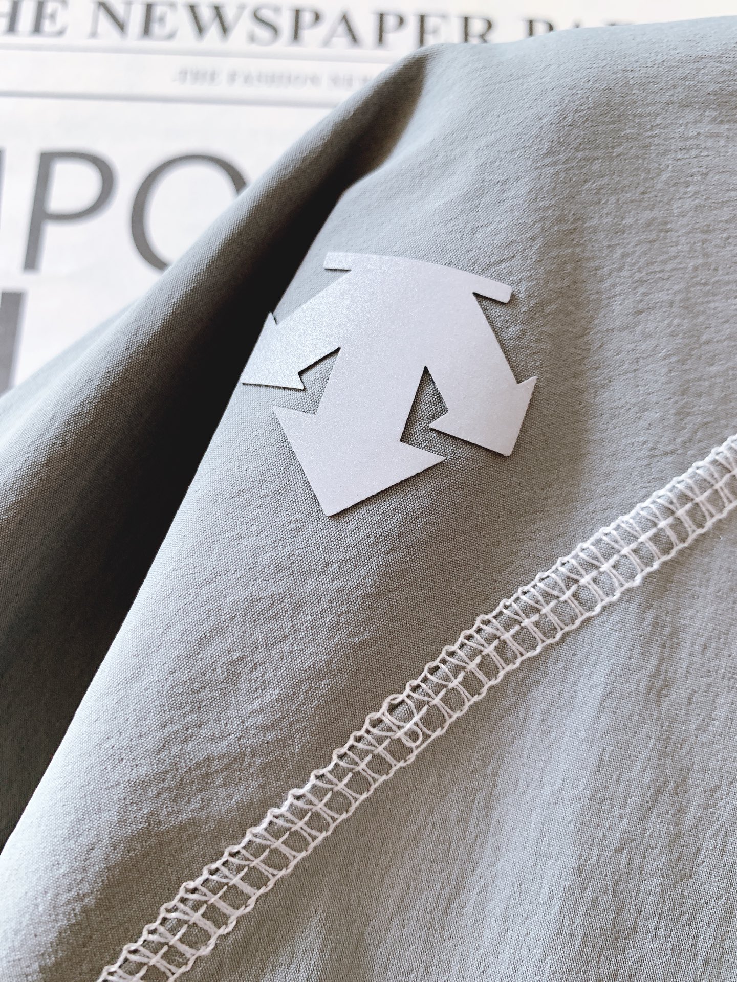 DESCENTE 迪桑特 2025FW早秋新品这款上衣整体采用简约的圆领设计，流畅的线条勾勒出利落的轮廓