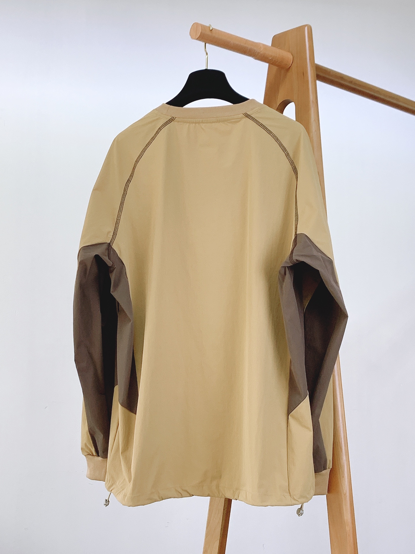 DESCENTE 迪桑特 2025FW早秋新品这款上衣整体采用简约的圆领设计，流畅的线条勾勒出利落的轮廓