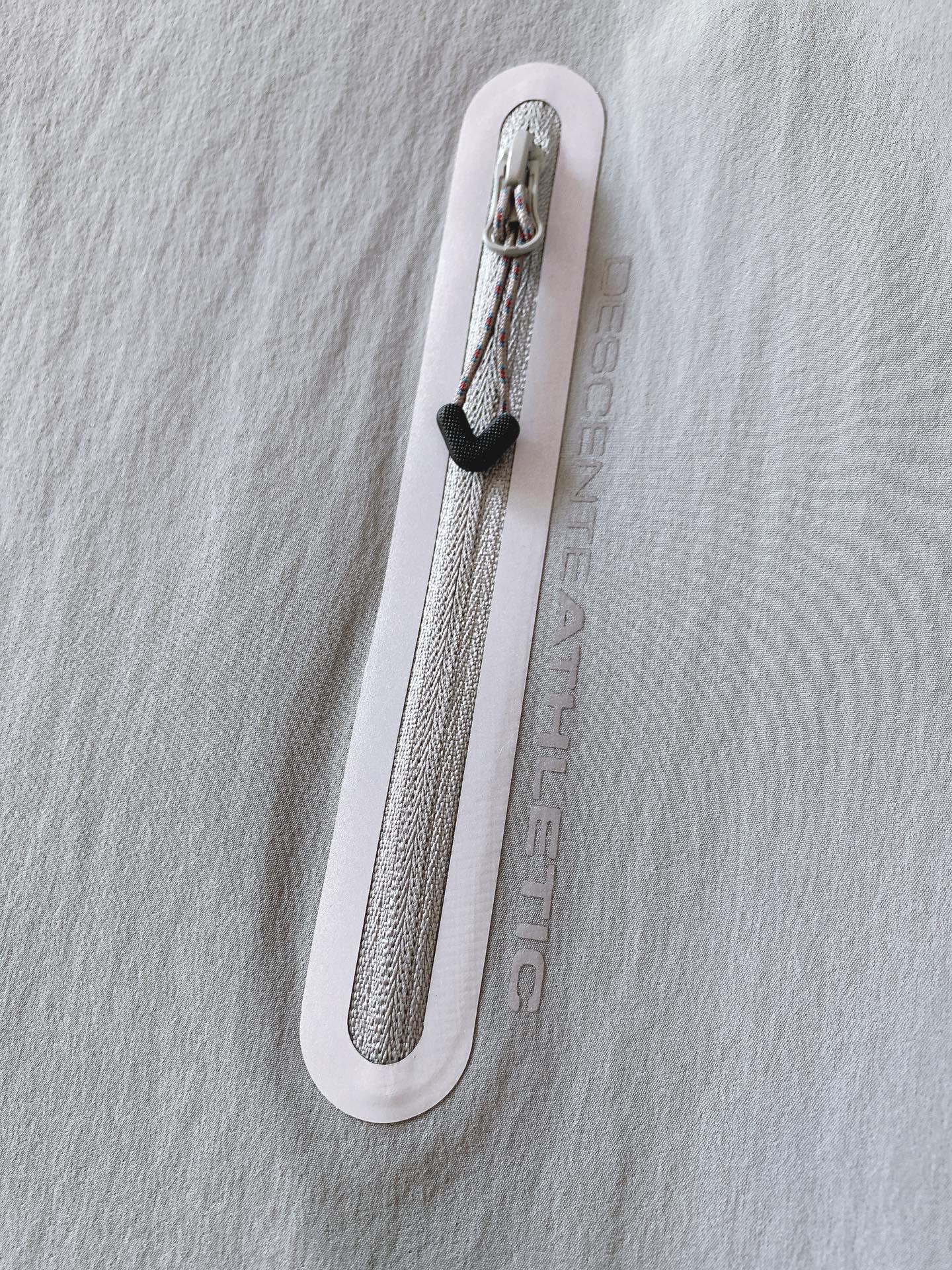 DESCENTE 迪桑特 2025FW早秋新品这款上衣整体采用简约的圆领设计，流畅的线条勾勒出利落的轮廓