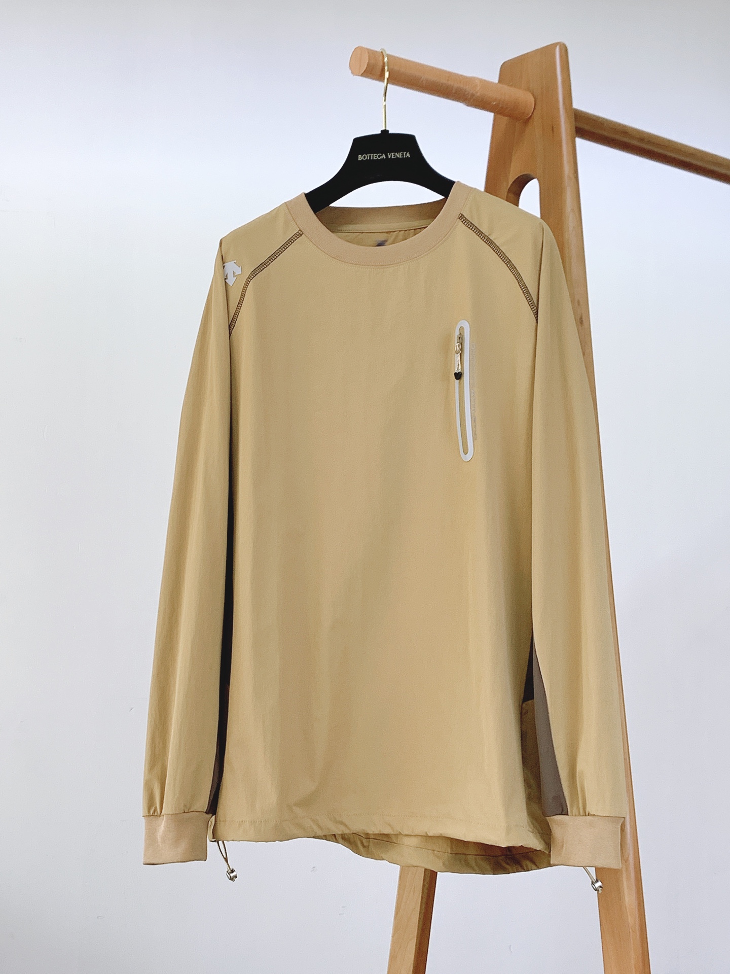 DESCENTE 迪桑特 2025FW早秋新品这款上衣整体采用简约的圆领设计，流畅的线条勾勒出利落的轮廓