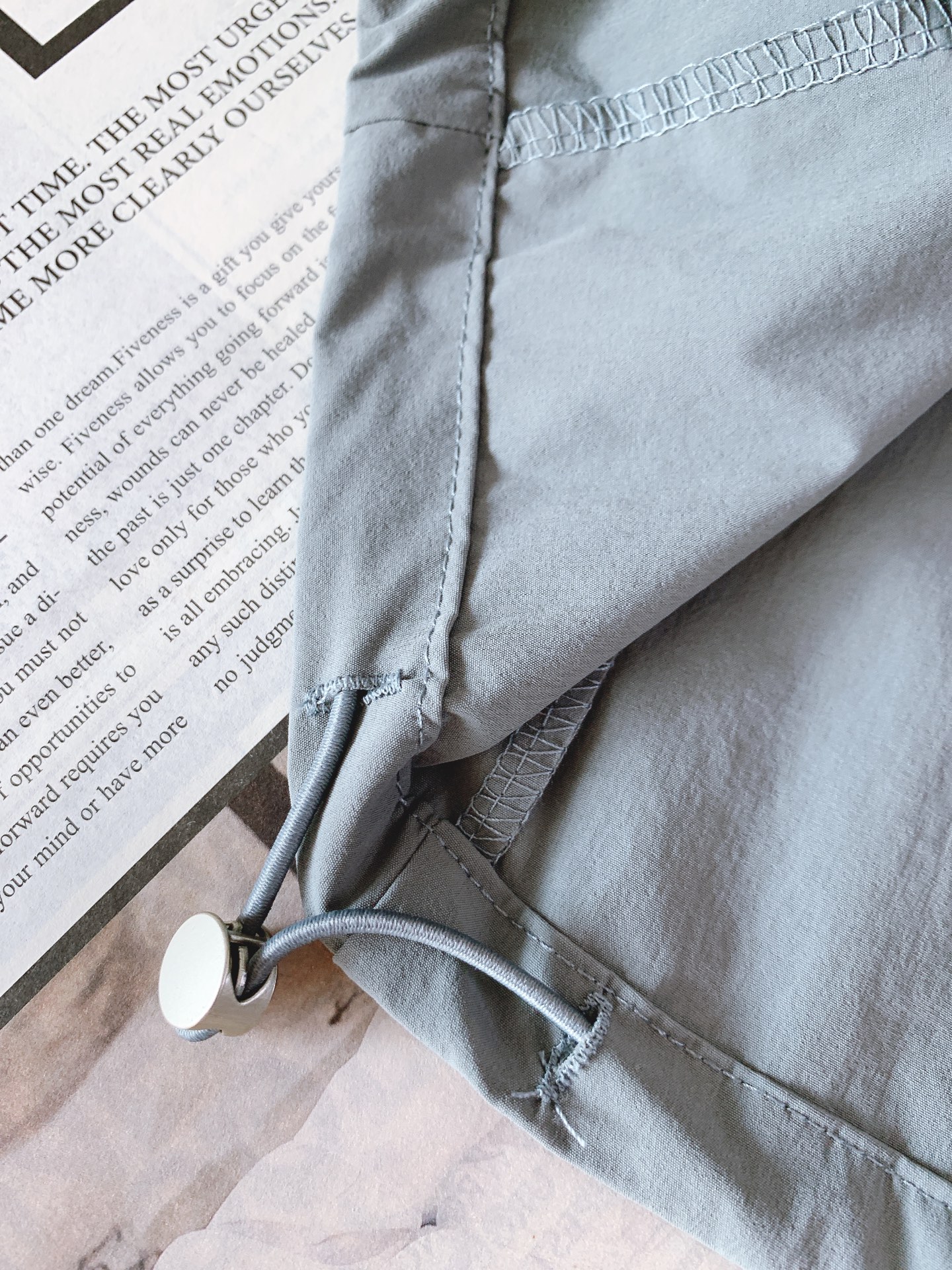 DESCENTE 迪桑特 2025FW早秋新品这款上衣整体采用简约的圆领设计，流畅的线条勾勒出利落的轮廓