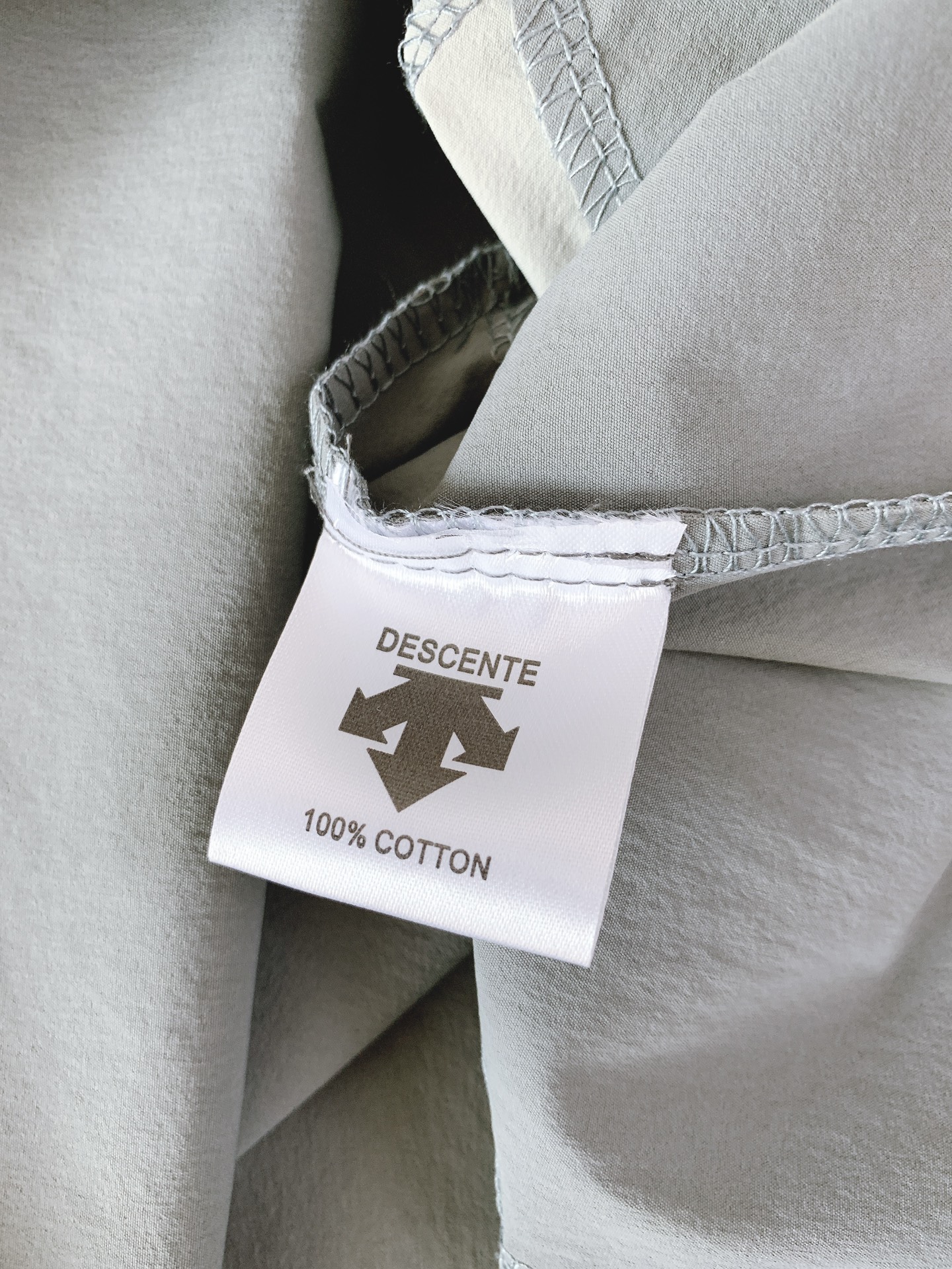 DESCENTE 迪桑特 2025FW早秋新品这款上衣整体采用简约的圆领设计，流畅的线条勾勒出利落的轮廓