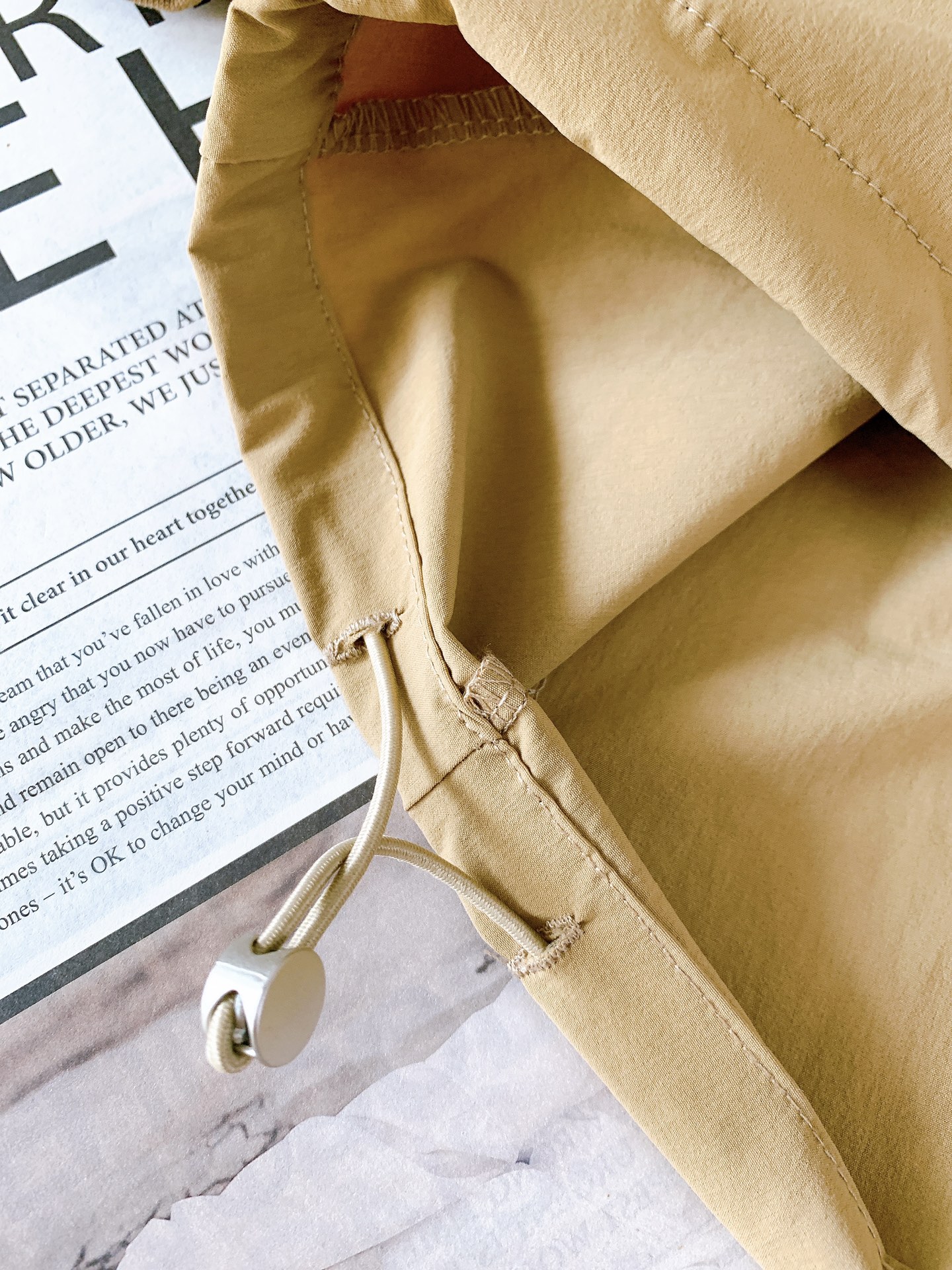 DESCENTE 迪桑特 2025FW早秋新品这款上衣整体采用简约的圆领设计，流畅的线条勾勒出利落的轮廓