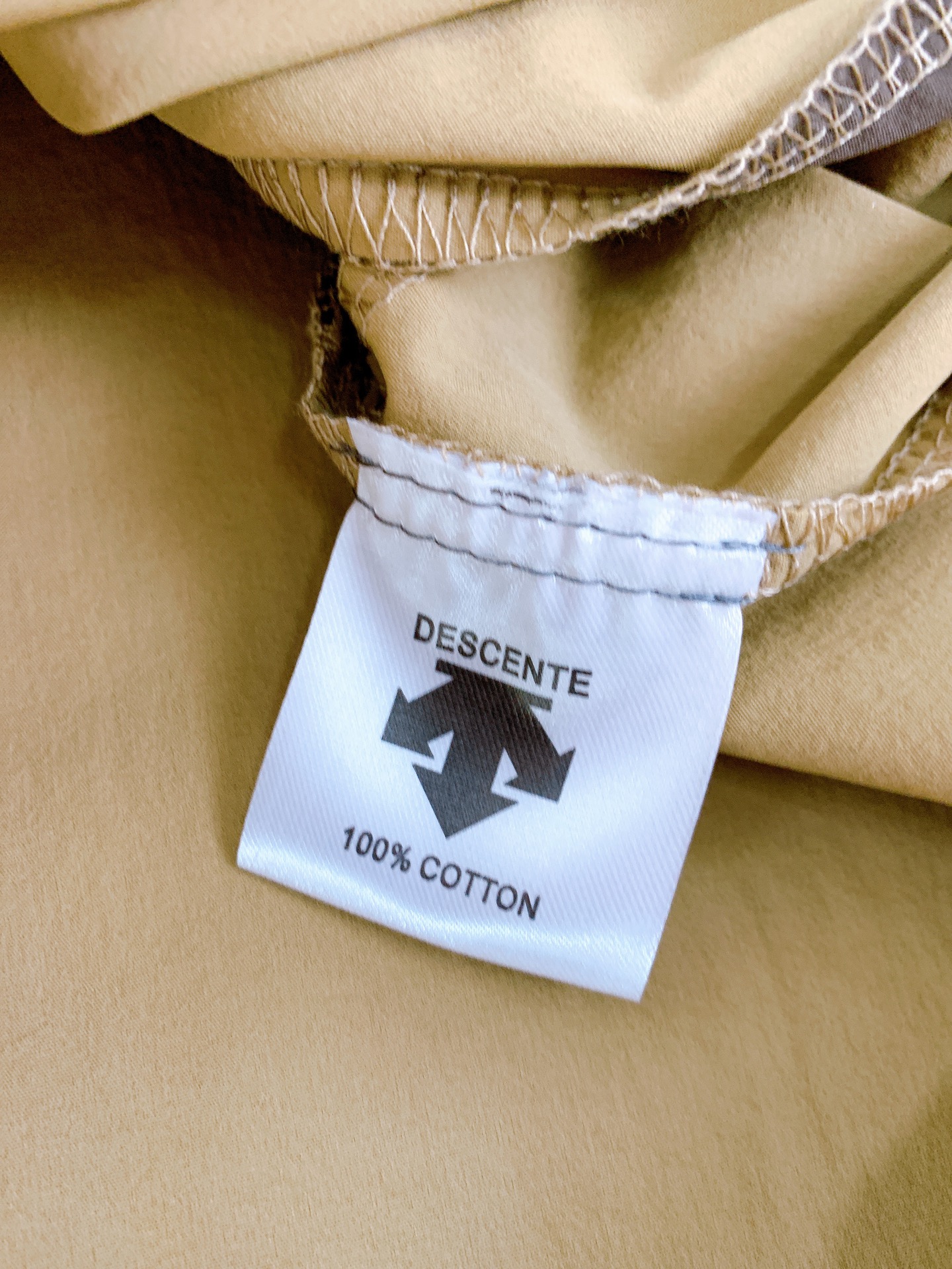 DESCENTE 迪桑特 2025FW早秋新品这款上衣整体采用简约的圆领设计，流畅的线条勾勒出利落的轮廓