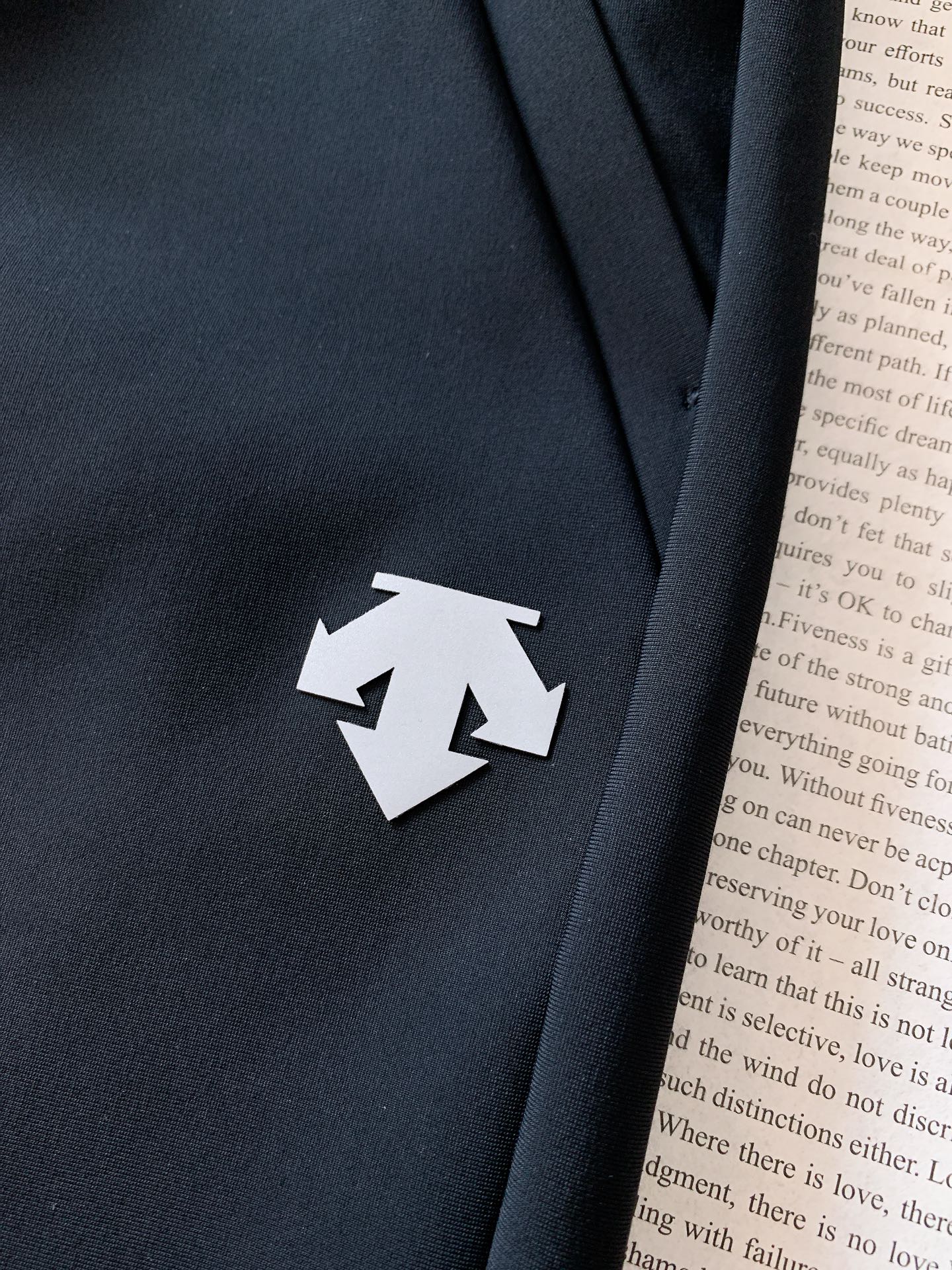 DESCENTE 迪桑特 2025FW早秋新品时尚抽绳休闲裤，渠道精品，宽松体常规设计裁剪,兼具个性时尚