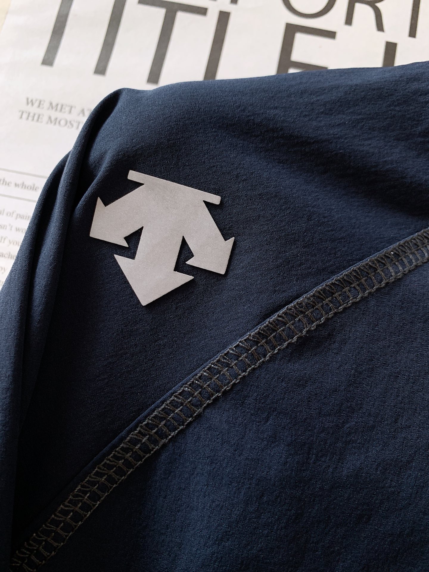 DESCENTE 迪桑特 2025FW早秋新品这款上衣整体采用简约的圆领设计，流畅的线条勾勒出利落的轮廓