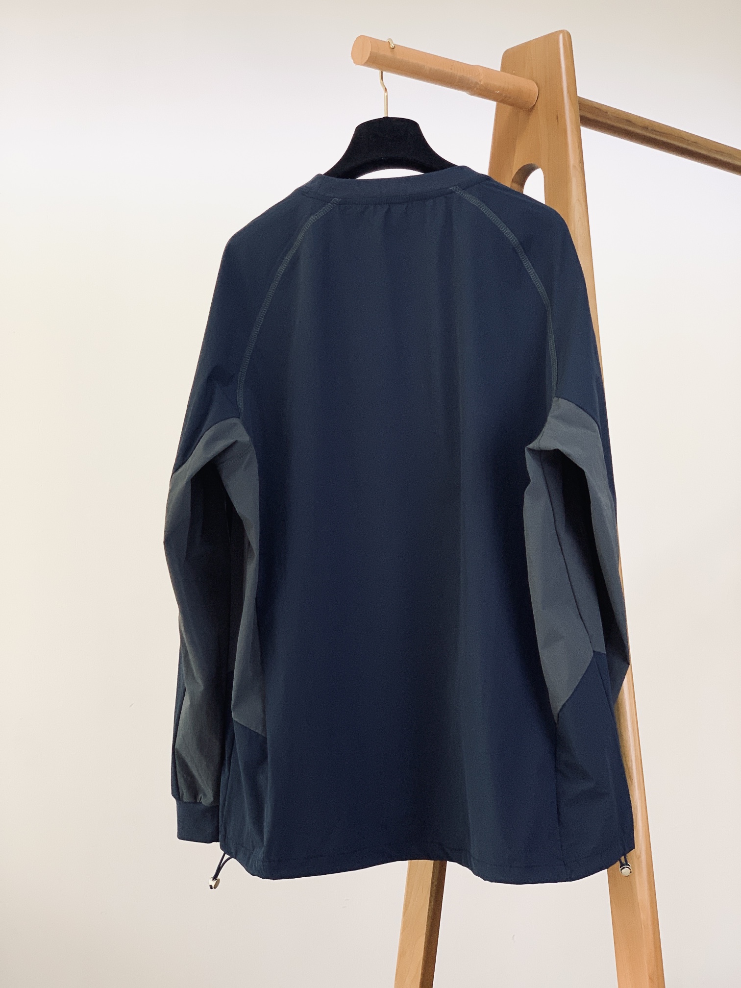 DESCENTE 迪桑特 2025FW早秋新品这款上衣整体采用简约的圆领设计，流畅的线条勾勒出利落的轮廓