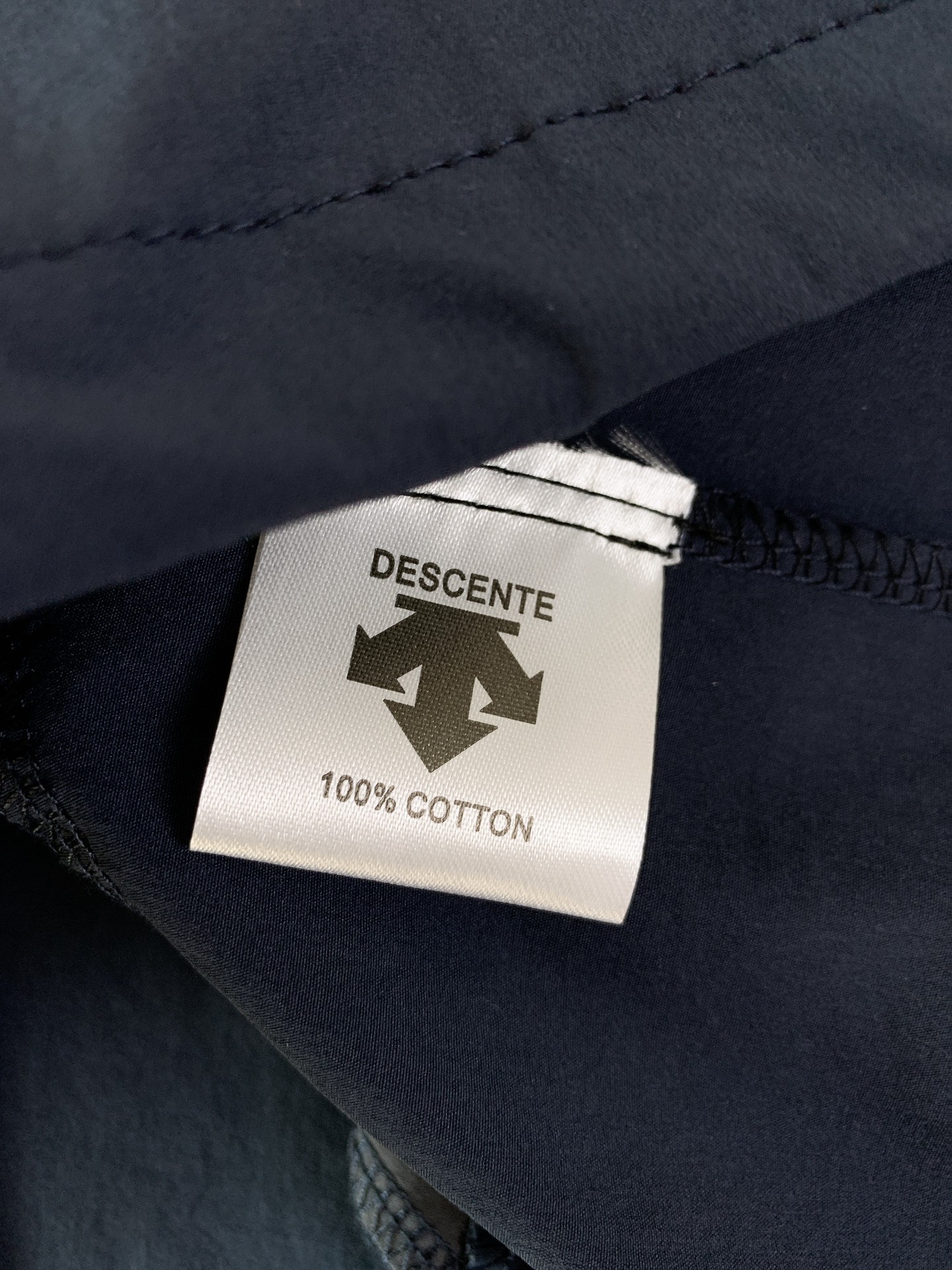 DESCENTE 迪桑特 2025FW早秋新品这款上衣整体采用简约的圆领设计，流畅的线条勾勒出利落的轮廓