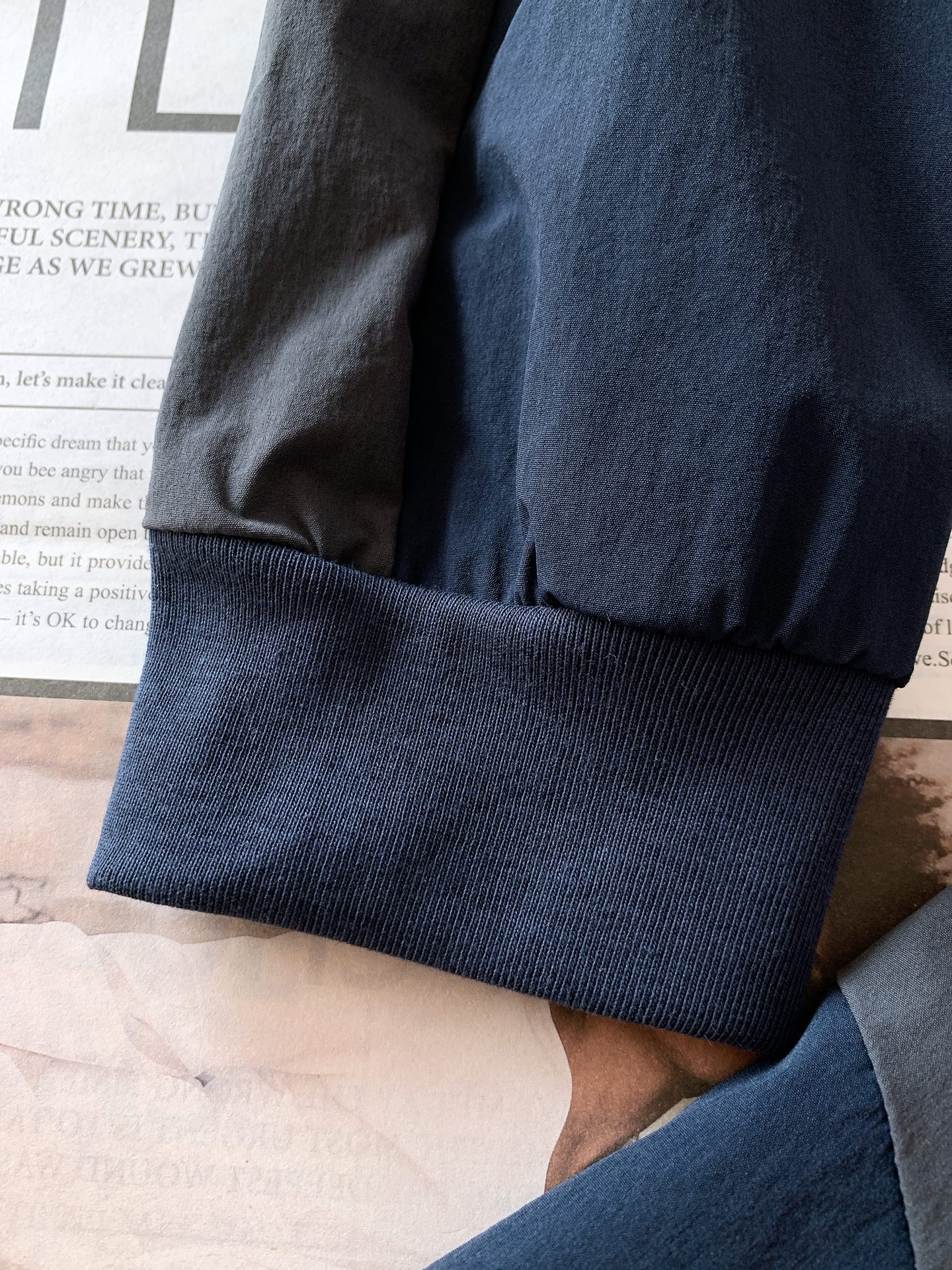 DESCENTE 迪桑特 2025FW早秋新品这款上衣整体采用简约的圆领设计，流畅的线条勾勒出利落的轮廓