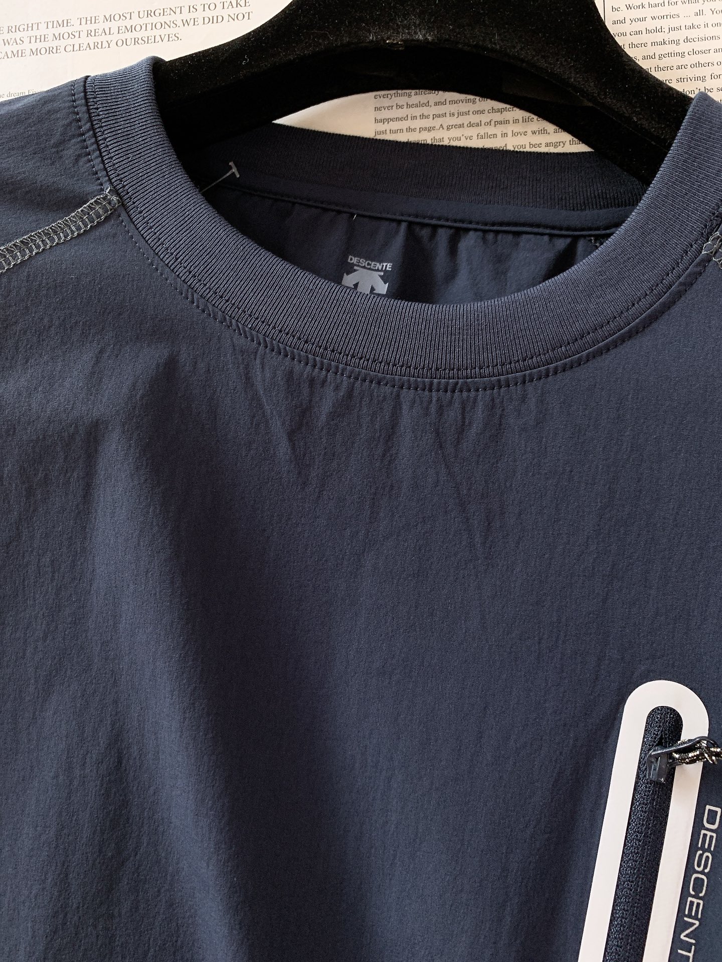 DESCENTE 迪桑特 2025FW早秋新品这款上衣整体采用简约的圆领设计，流畅的线条勾勒出利落的轮廓