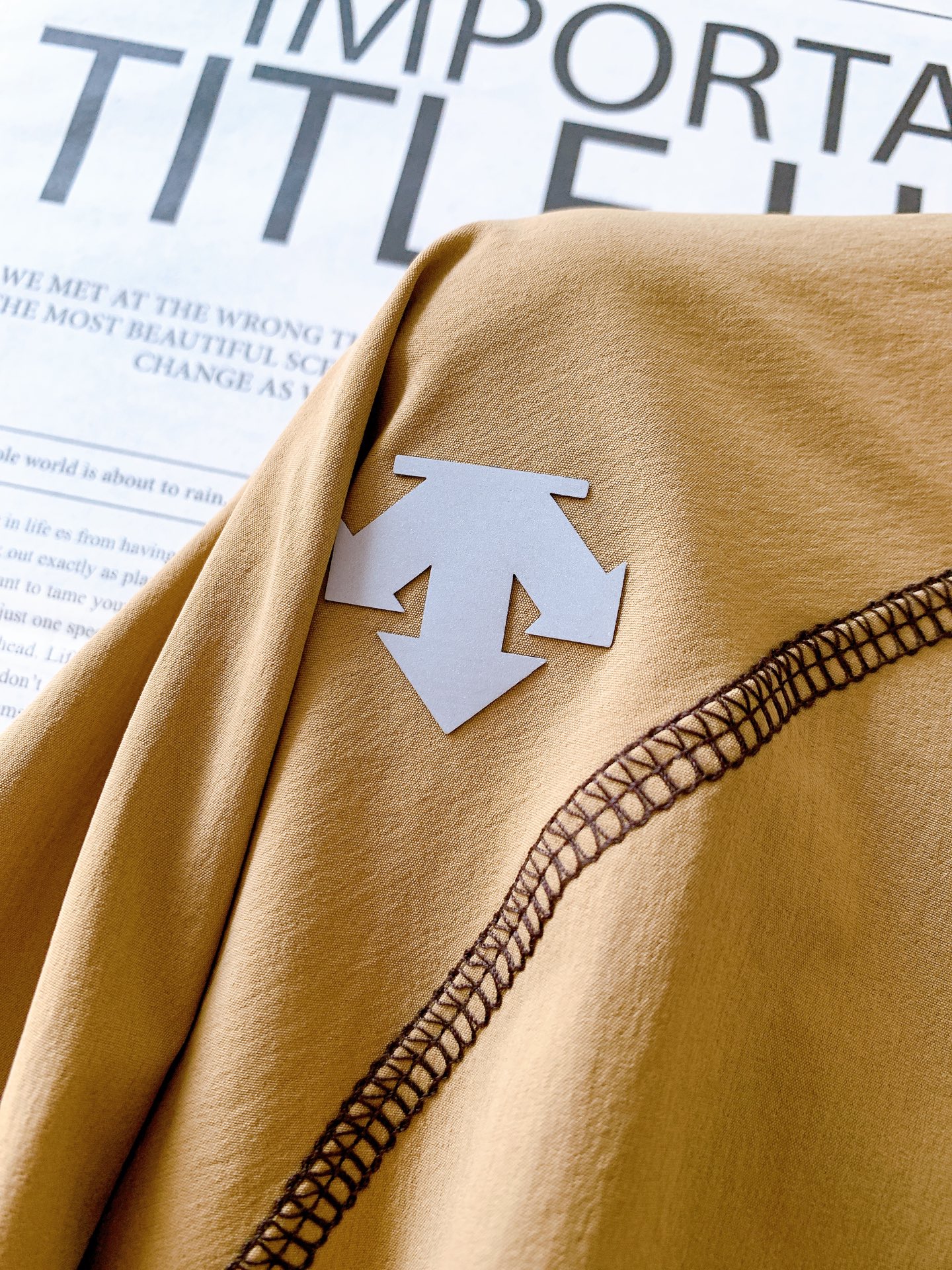 DESCENTE 迪桑特 2025FW早秋新品这款上衣整体采用简约的圆领设计，流畅的线条勾勒出利落的轮廓