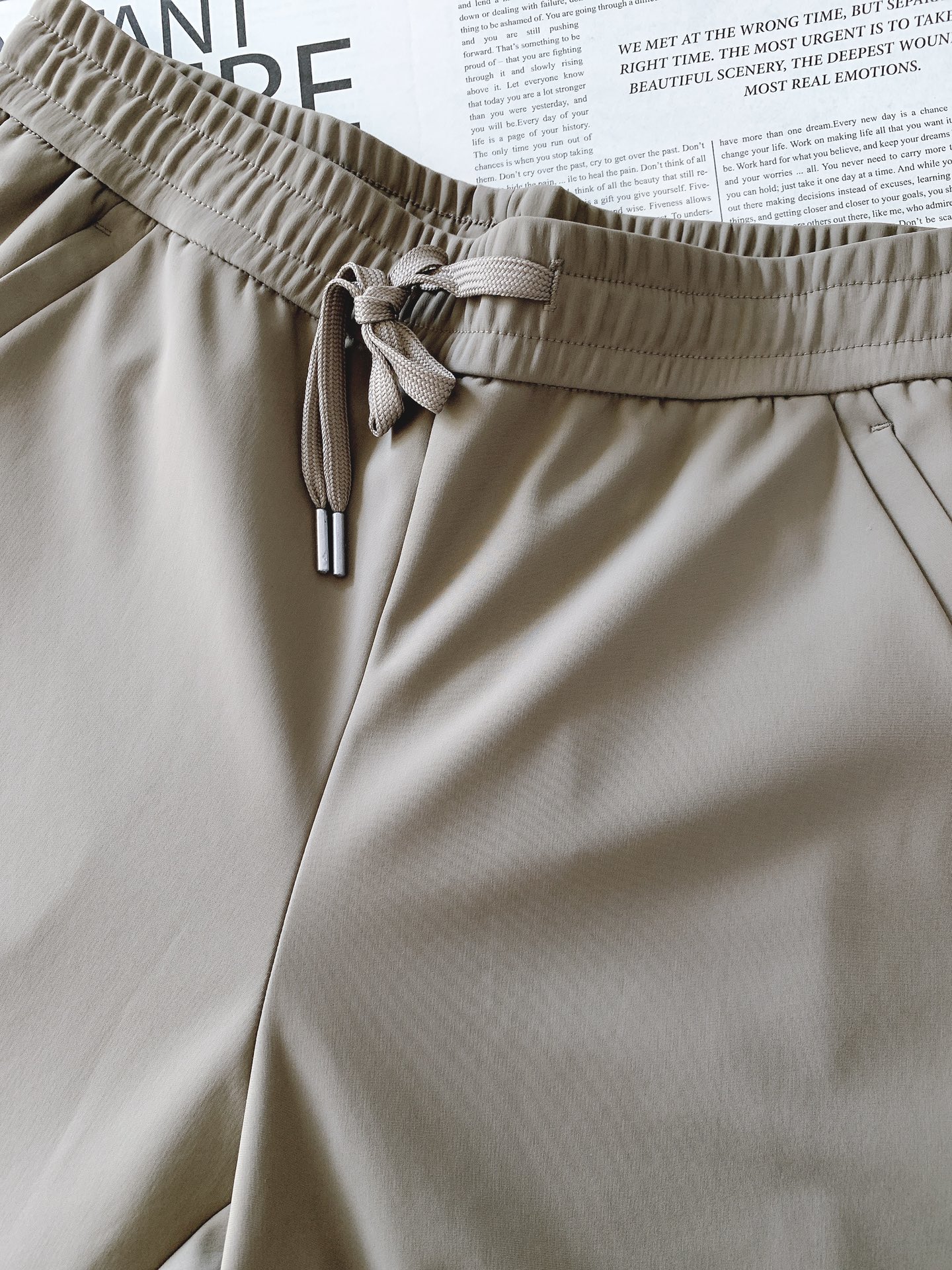 DESCENTE 迪桑特 2025FW早秋新品时尚抽绳休闲裤，渠道精品，宽松体常规设计裁剪,兼具个性时尚