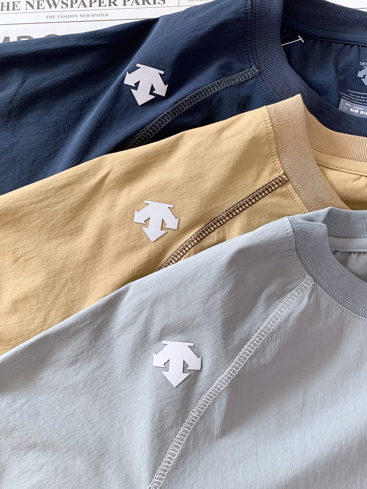 DESCENTE 迪桑特 2025FW早秋新品这款上衣整体采用简约的圆领设计，流畅的线条勾勒出利落的轮廓