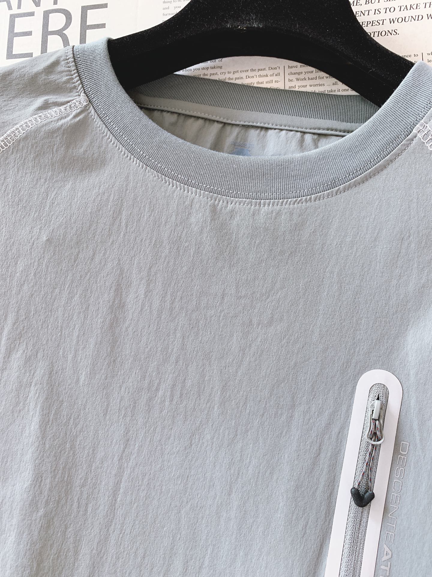 DESCENTE 迪桑特 2025FW早秋新品这款上衣整体采用简约的圆领设计，流畅的线条勾勒出利落的轮廓