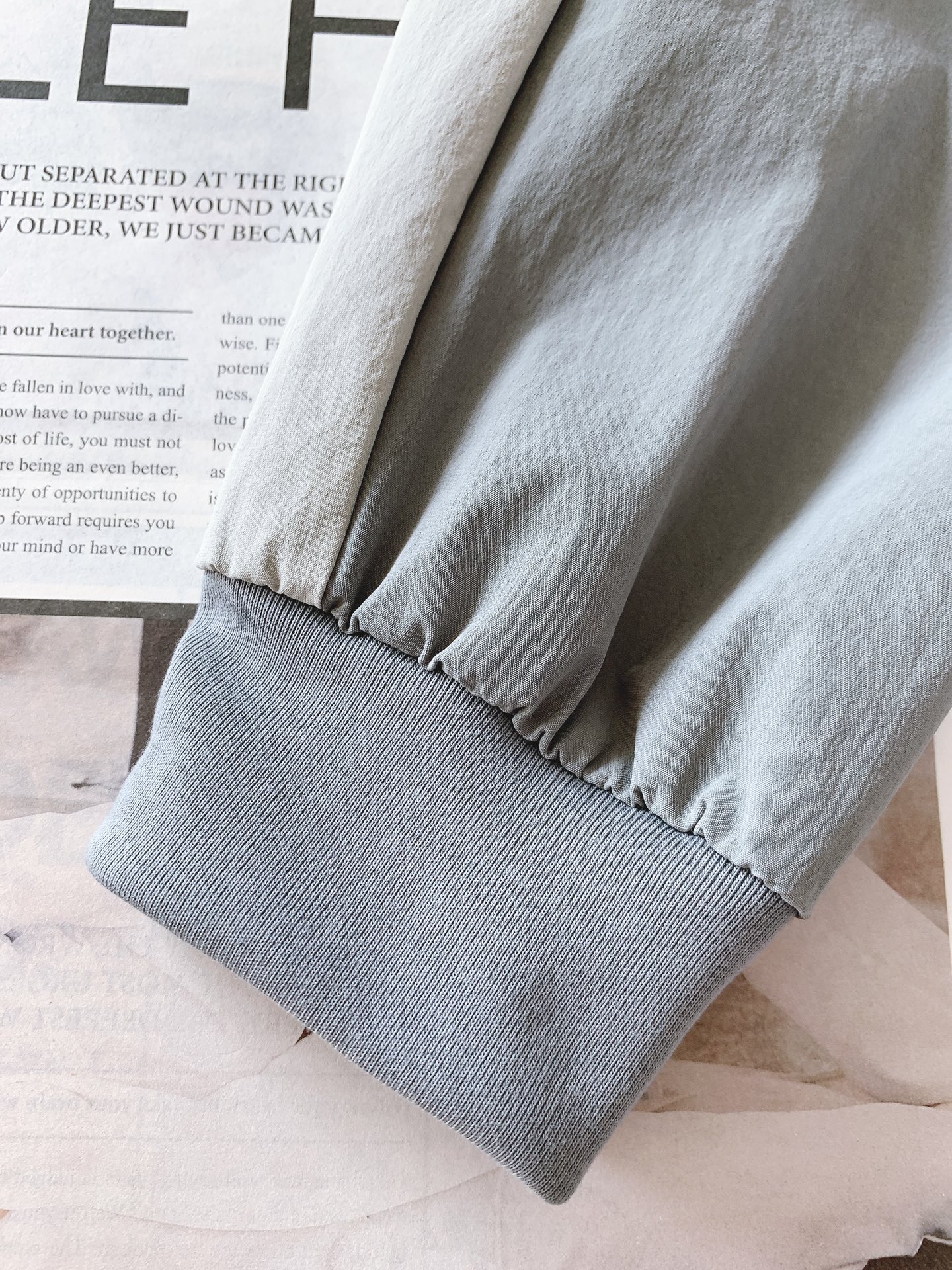 DESCENTE 迪桑特 2025FW早秋新品这款上衣整体采用简约的圆领设计，流畅的线条勾勒出利落的轮廓