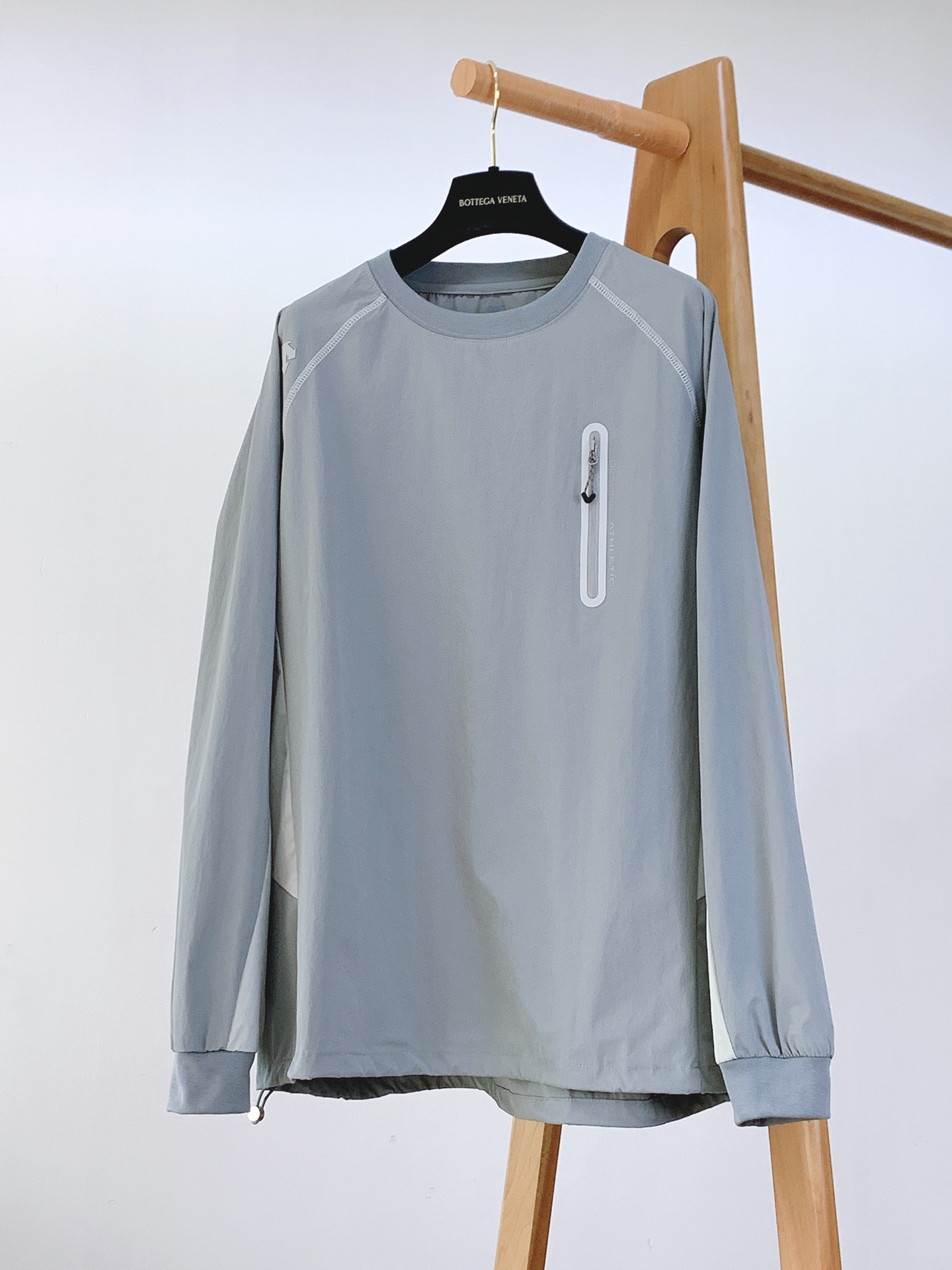 DESCENTE 迪桑特 2025FW早秋新品这款上衣整体采用简约的圆领设计，流畅的线条勾勒出利落的轮廓