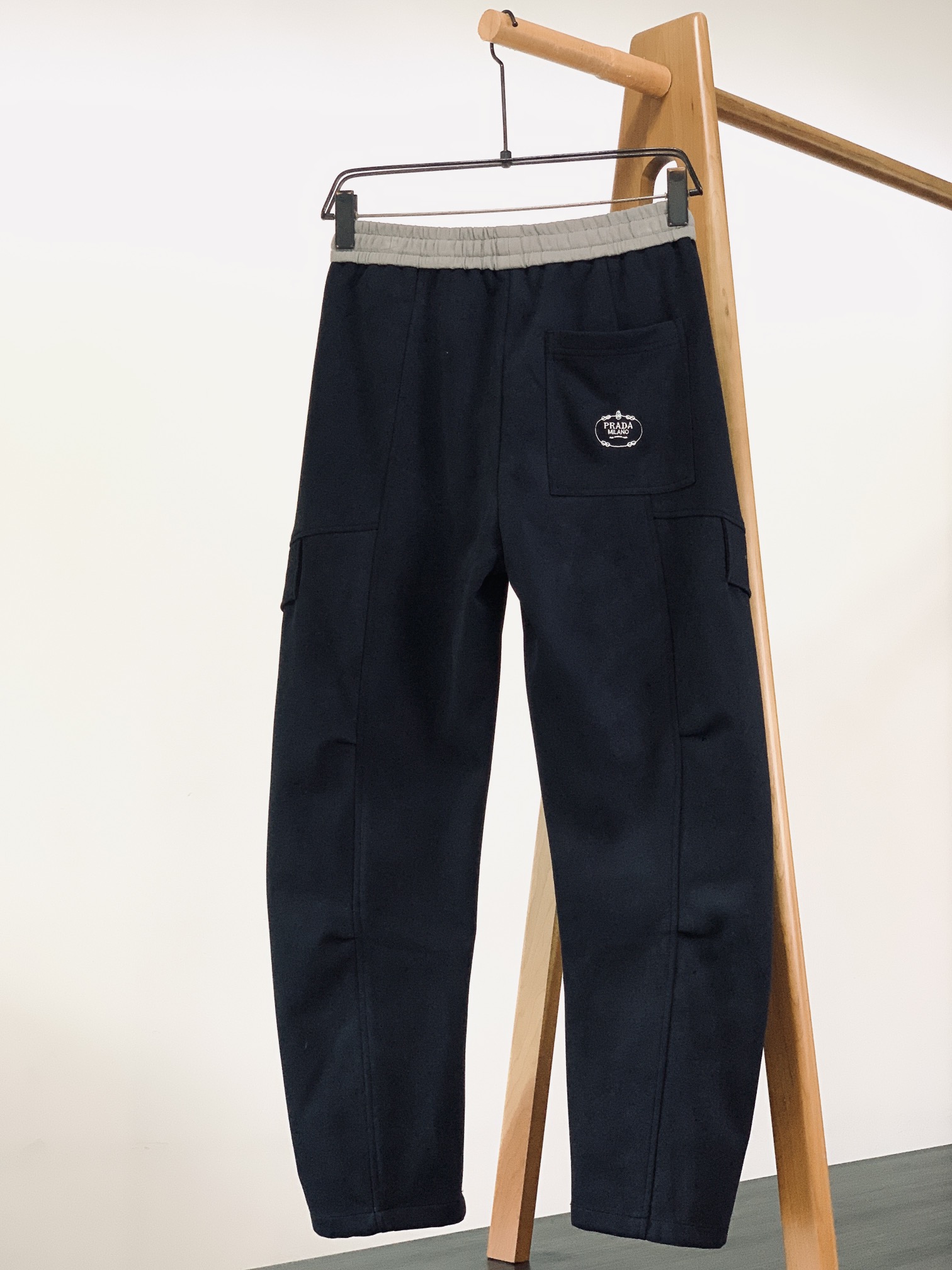 Prada 普拉达 2025FW早秋新品复古工装休闲裤，双层针织，定制的面料，客供五金辅料～四季中不可缺