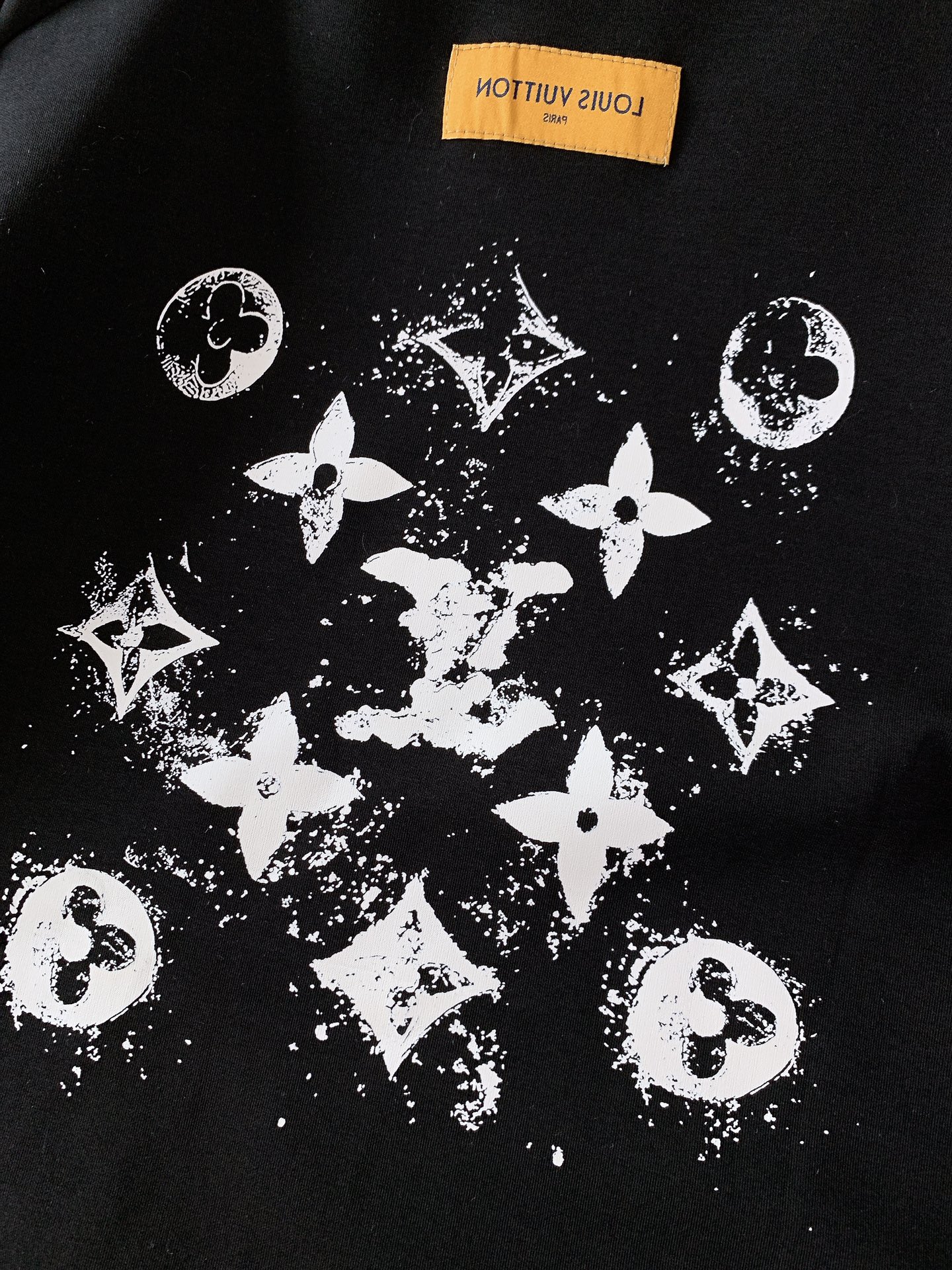 LouisVuitton 路易威登 2025FW早秋新品休闲套头卫衣。主调自带高级质感。胸前泼墨风品牌字