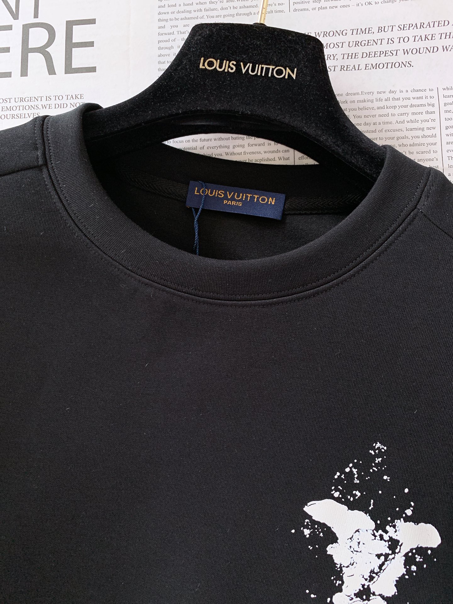 LouisVuitton 路易威登 2025FW早秋新品休闲套头卫衣。主调自带高级质感。胸前泼墨风品牌字