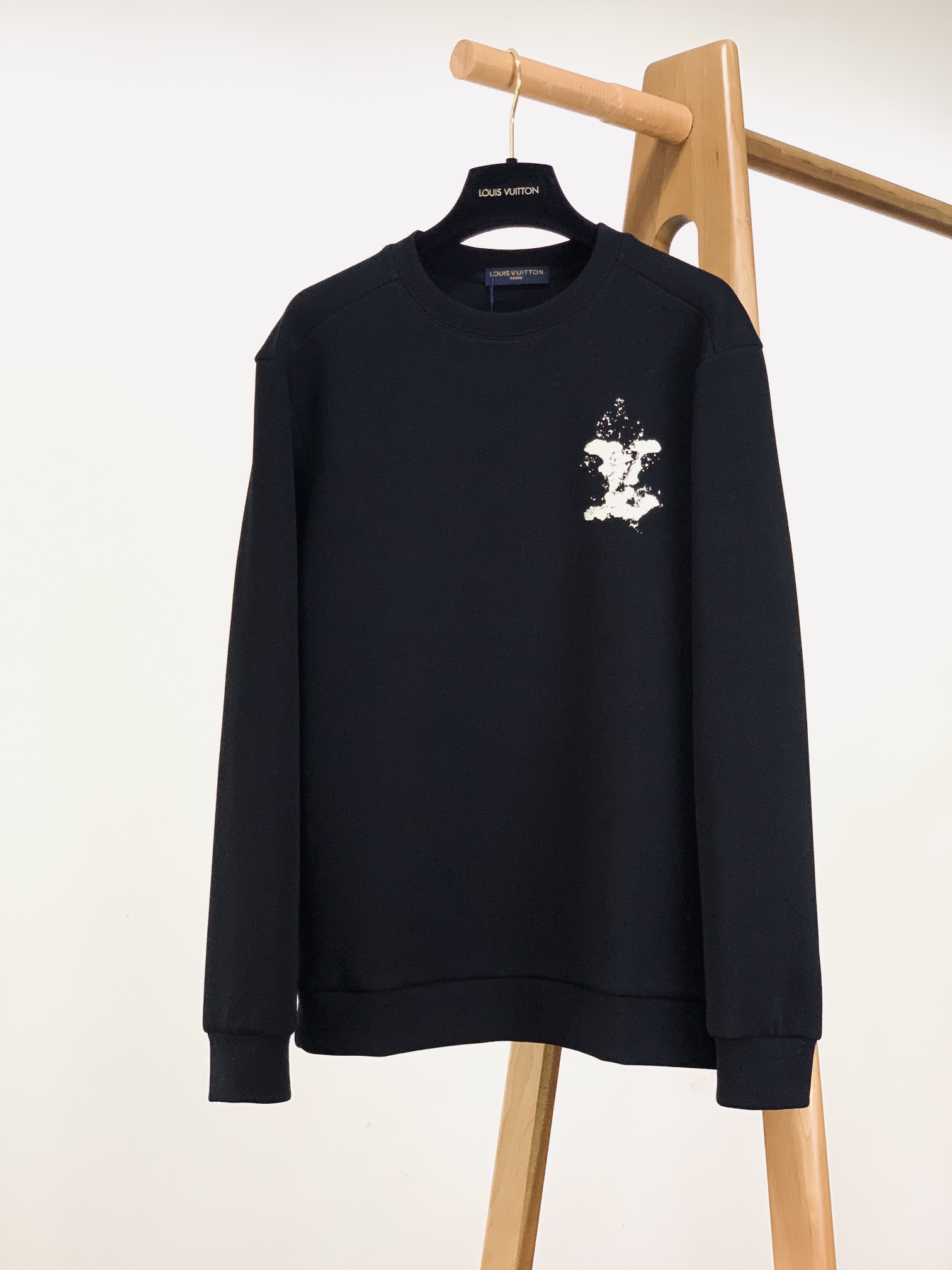 LouisVuitton 路易威登 2025FW早秋新品休闲套头卫衣。主调自带高级质感。胸前泼墨风品牌字