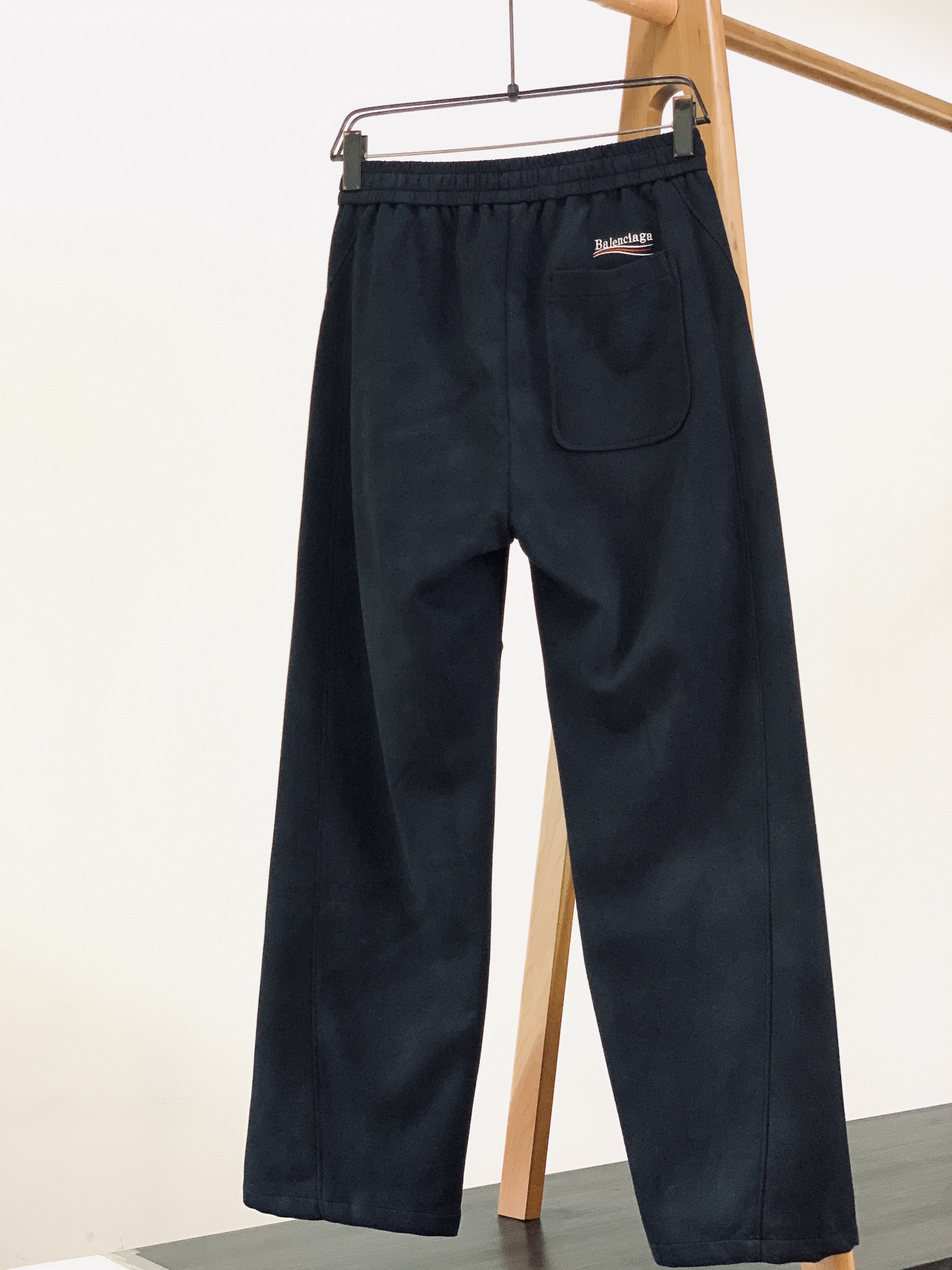 𝐁𝐚𝐥𝐞𝐧𝐜𝐢𝐚𝐠𝐚 巴黎世家 2025FW早秋新品 时尚系列休闲裤，独特设计，抽绳休闲短裤订纱开始订染